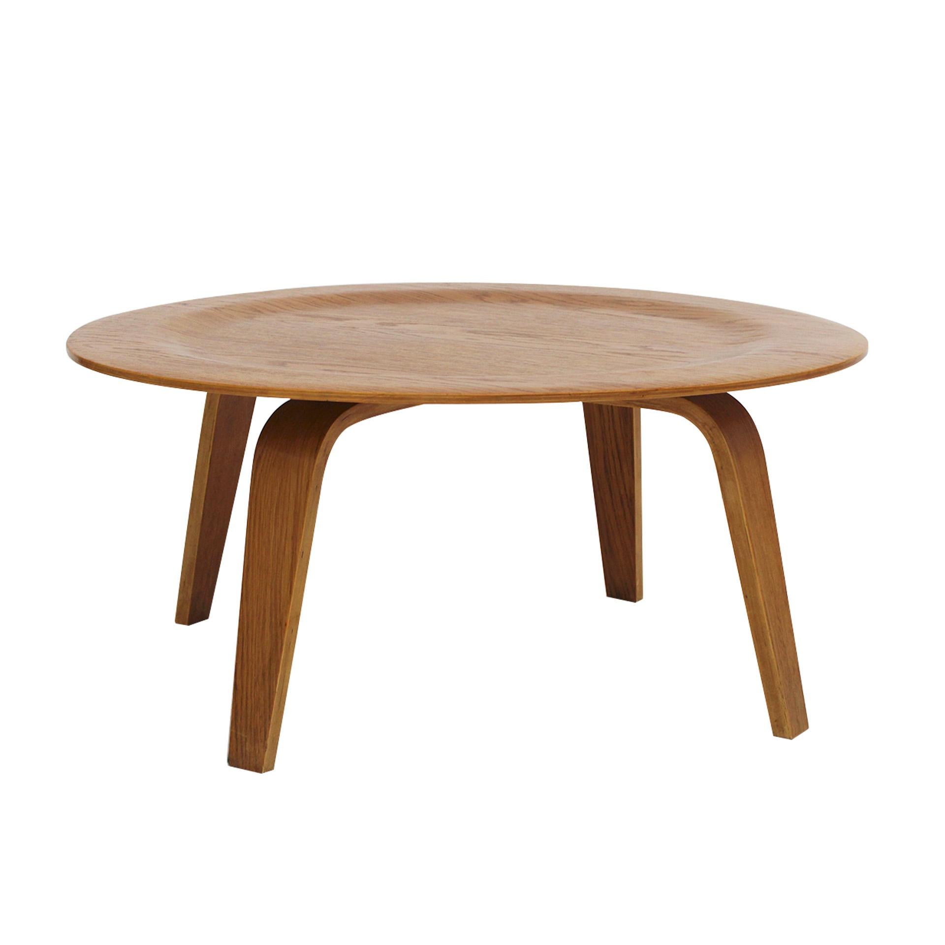 Charles and Ray Eames designed the CTW table in 1946, creating a timeless classic of modern design thanks to its elegant simplicity and functional approach.

The table features a plywood structure with a round base and a set of slender, curved legs.