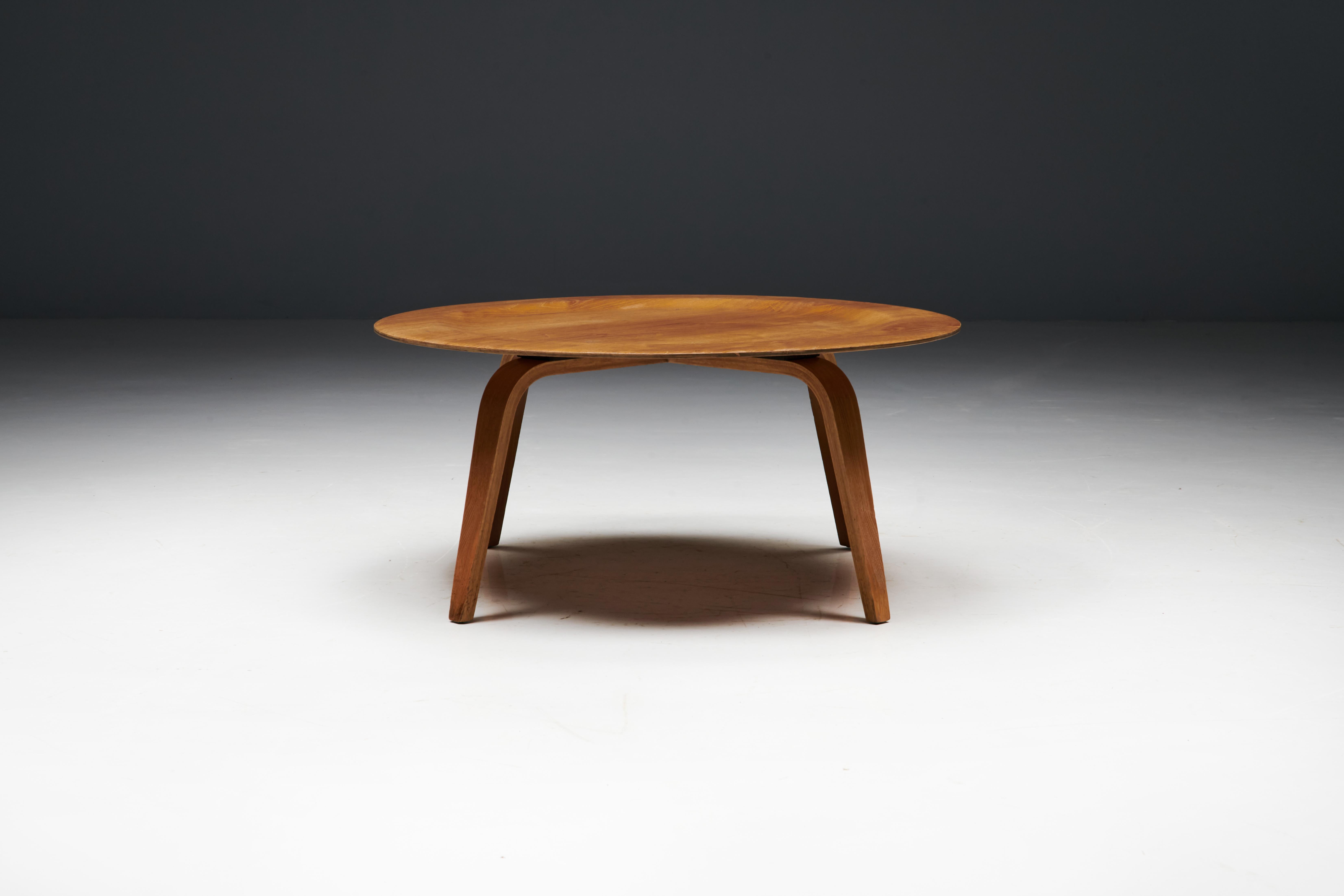 Der runde Couchtisch CTW von Charles und Ray Eames für Evans Products ist ein zeitloses Stück modernen Designs aus der Mitte des Jahrhunderts, das die Innovation und Eleganz des kreativen Duos widerspiegelt. Dieser Tisch, eine Erstausgabe aus dem