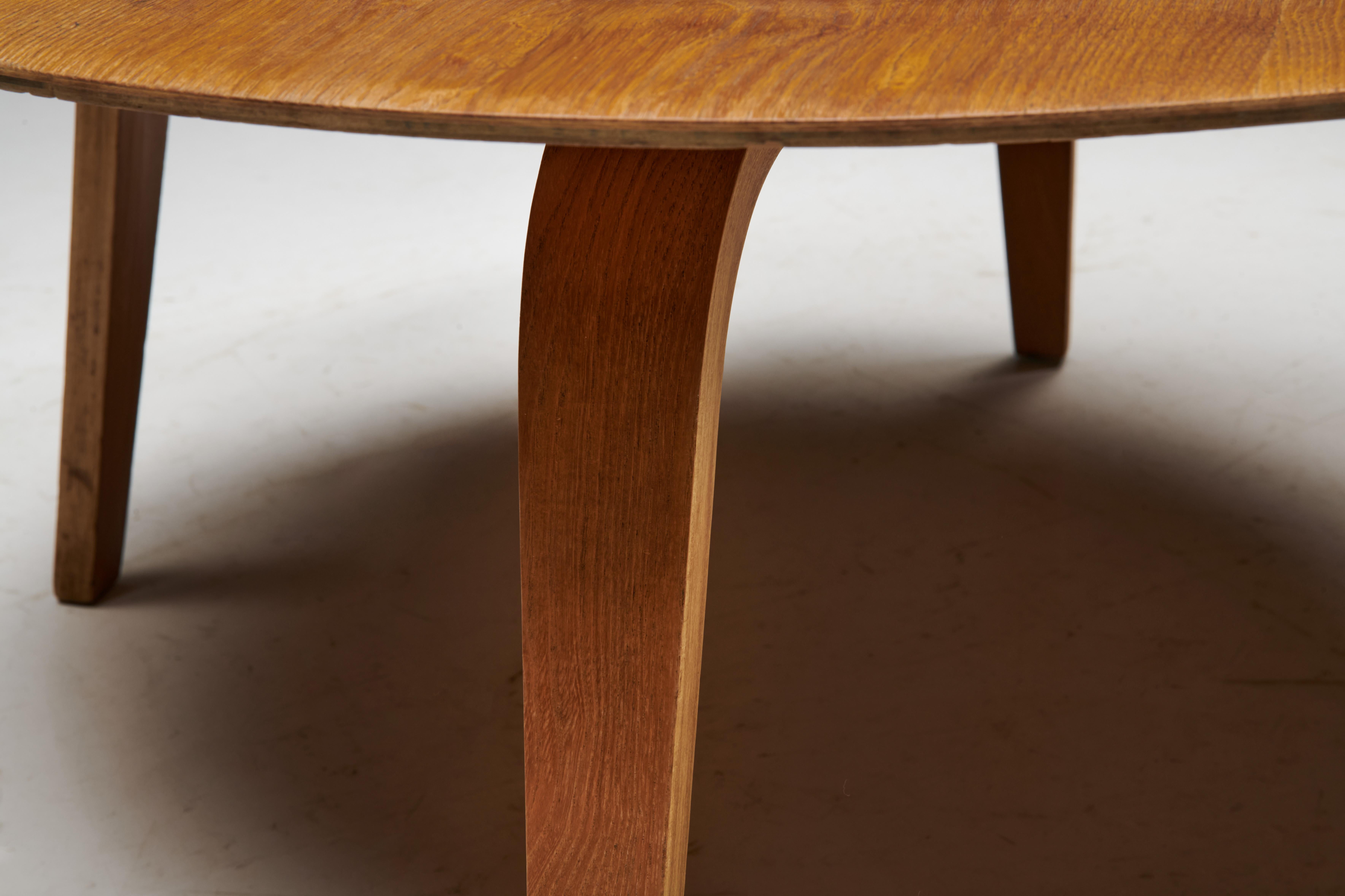 CTW Coffee Table by Charles and Ray Eames, United States, 1940s In Good Condition For Sale In Antwerp, BE