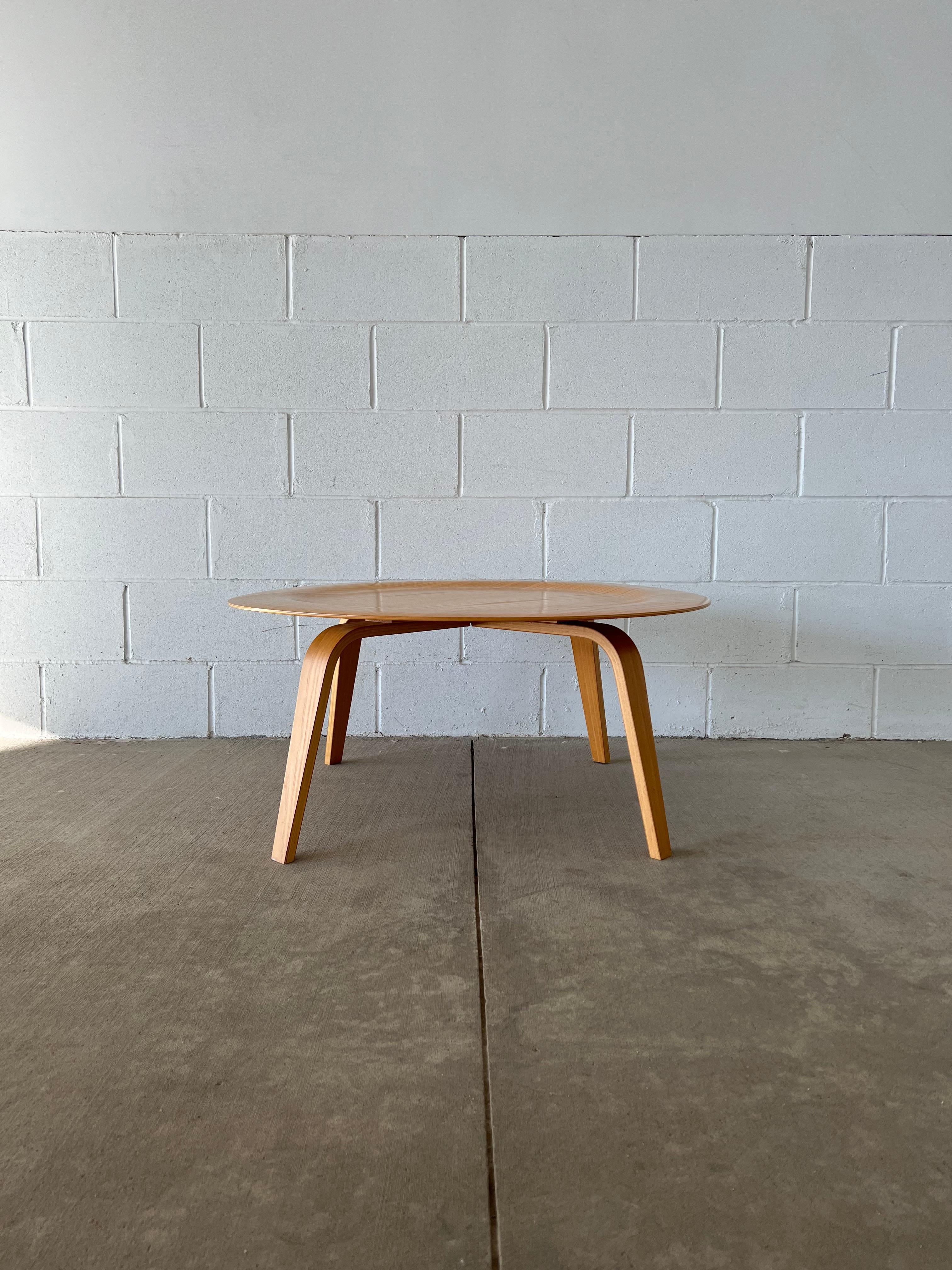 Like a UFO straight out of the space age, the coffee table wood (CTW) by Charles and Ray Eames captured the playfulness and innovation of their design work.

This example is in ash and from the 4th generation of CTWs judging by the design details