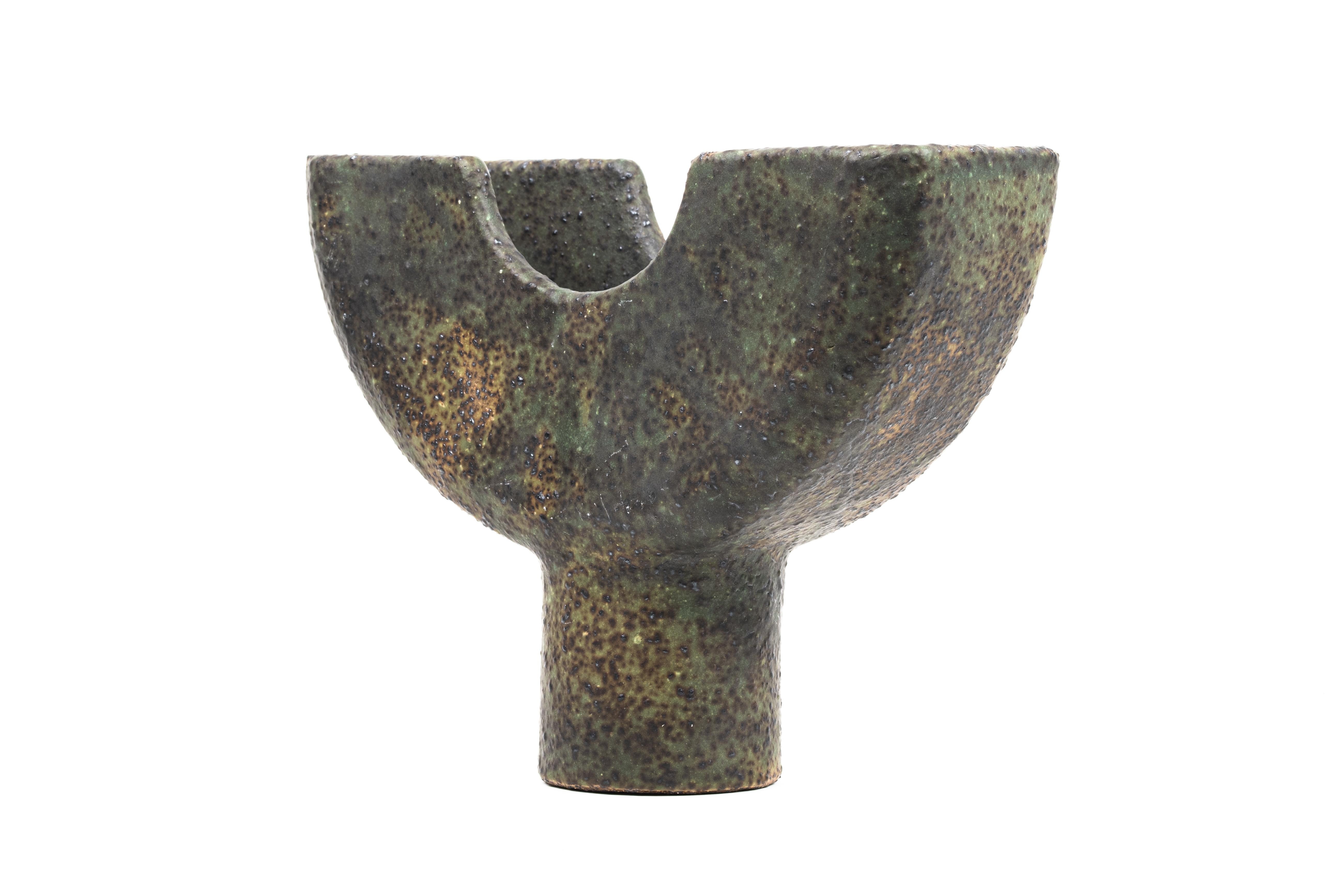 Cu-Gefäß von Studio Cúze
Abmessungen: T 8 x B 23 x H 19,5 cm
MATERIAL: Keramik, Kupfer

Das Cu-Gefäß ist ein handgefertigtes Stück zum Aufbewahren und Sammeln von Räucherstäbchen. Das Stück verdankt seine einzigartige Farbe der Verwendung von