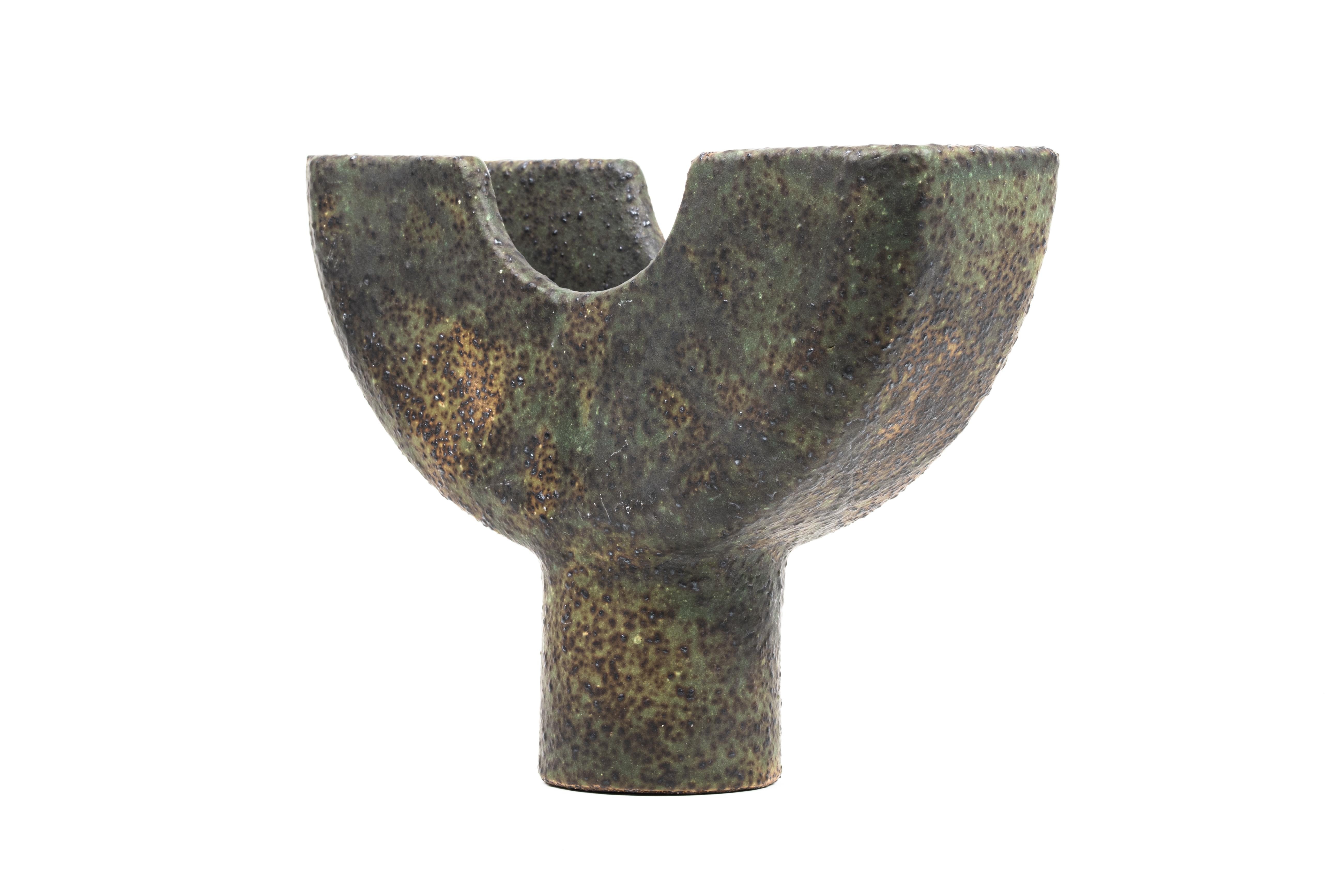 Vase Cu par Studio Cúze
Dimensions : D 8 x L 23 x H 19,5 cm
Matériaux : céramique, cuivre

La Collection S est une pièce fabriquée à la main pour contenir et recueillir les bâtonnets d'encens. La pièce doit sa couleur unique à l'utilisation du