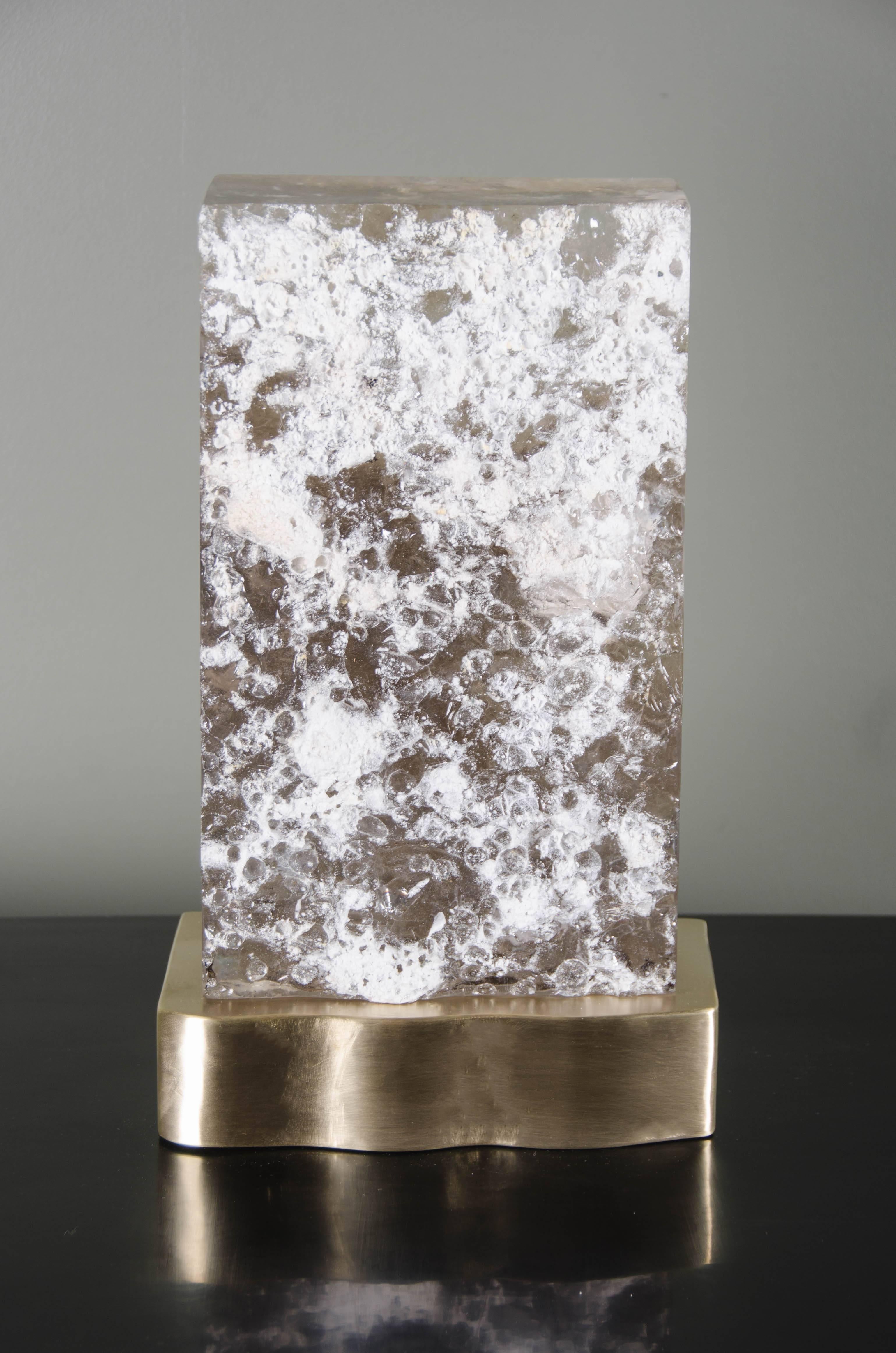 Cuadra light
Cristal de fumée
Sculpté à la main
Base en laiton
Main repoussée
Edition limitée

Les inclusions et la forme varient légèrement.
  