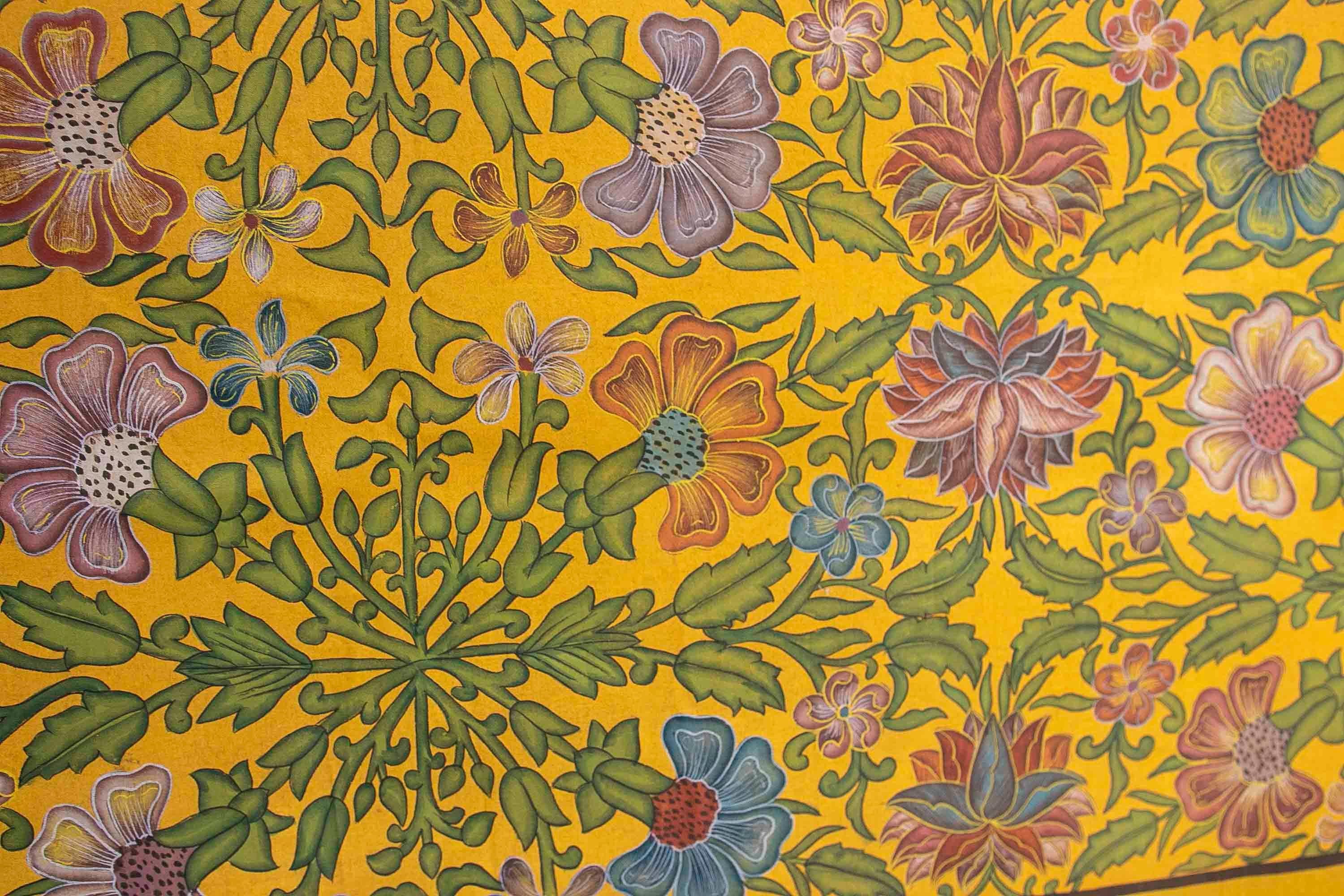 Cuadro De Flores Pintado a Mano Sobre Tela Años 1970 En Tonos Amarillos For Sale 2