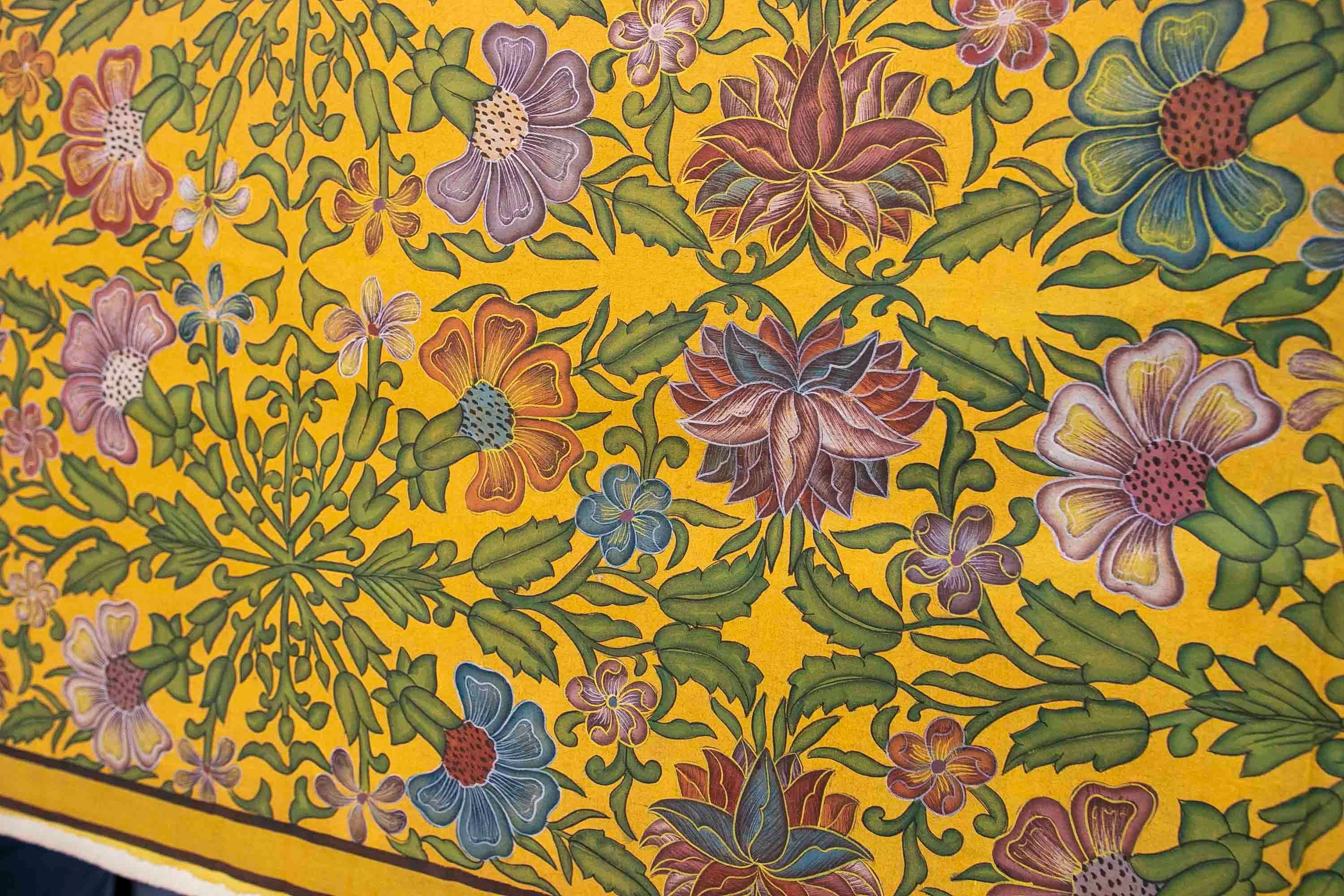Cuadro de flores pintado a mano sobre tela años 1970 en tonos amarillos.