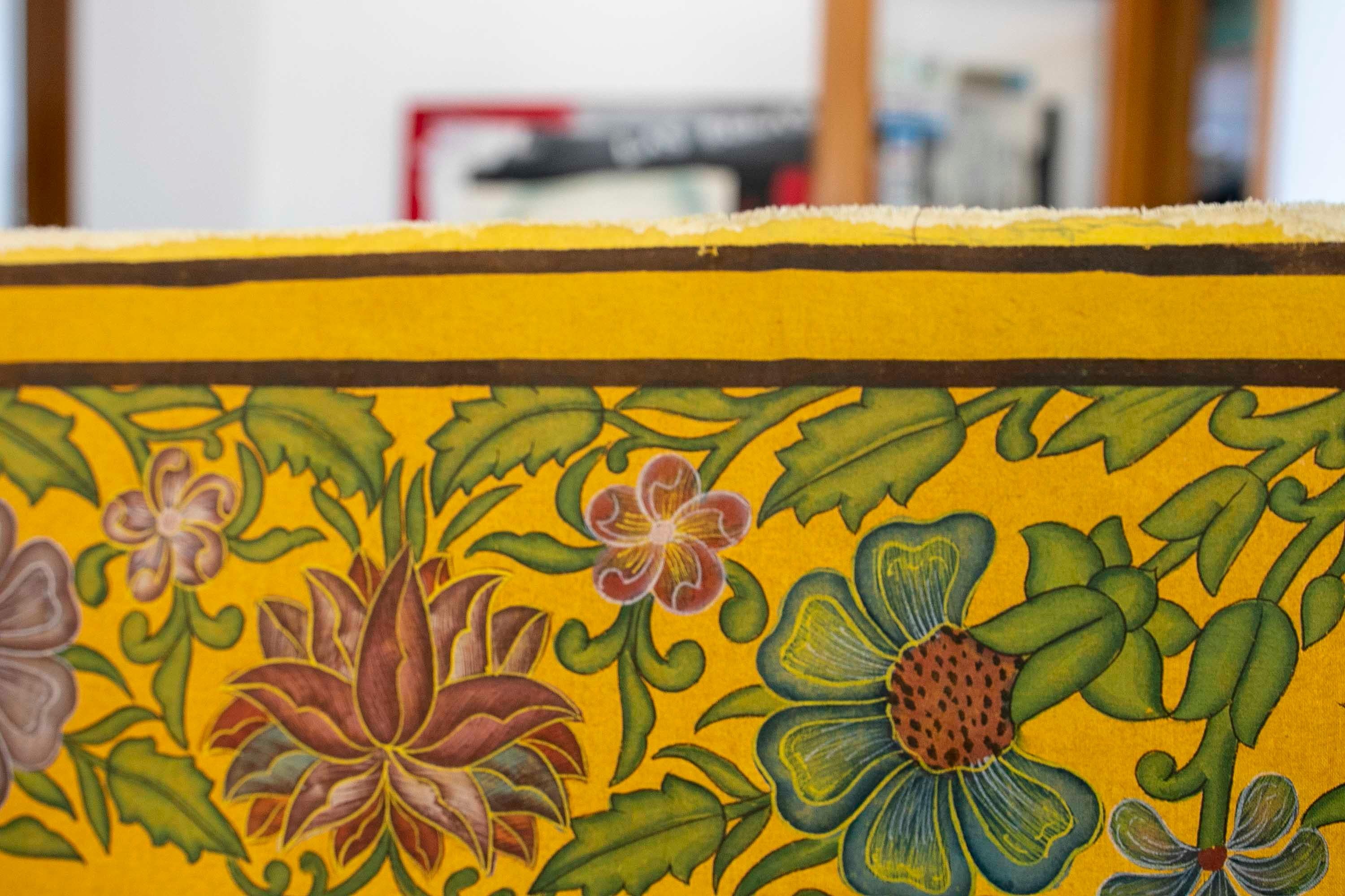 Hand-Painted Cuadro De Flores Pintado a Mano Sobre Tela Años 1970 En Tonos Amarillos For Sale