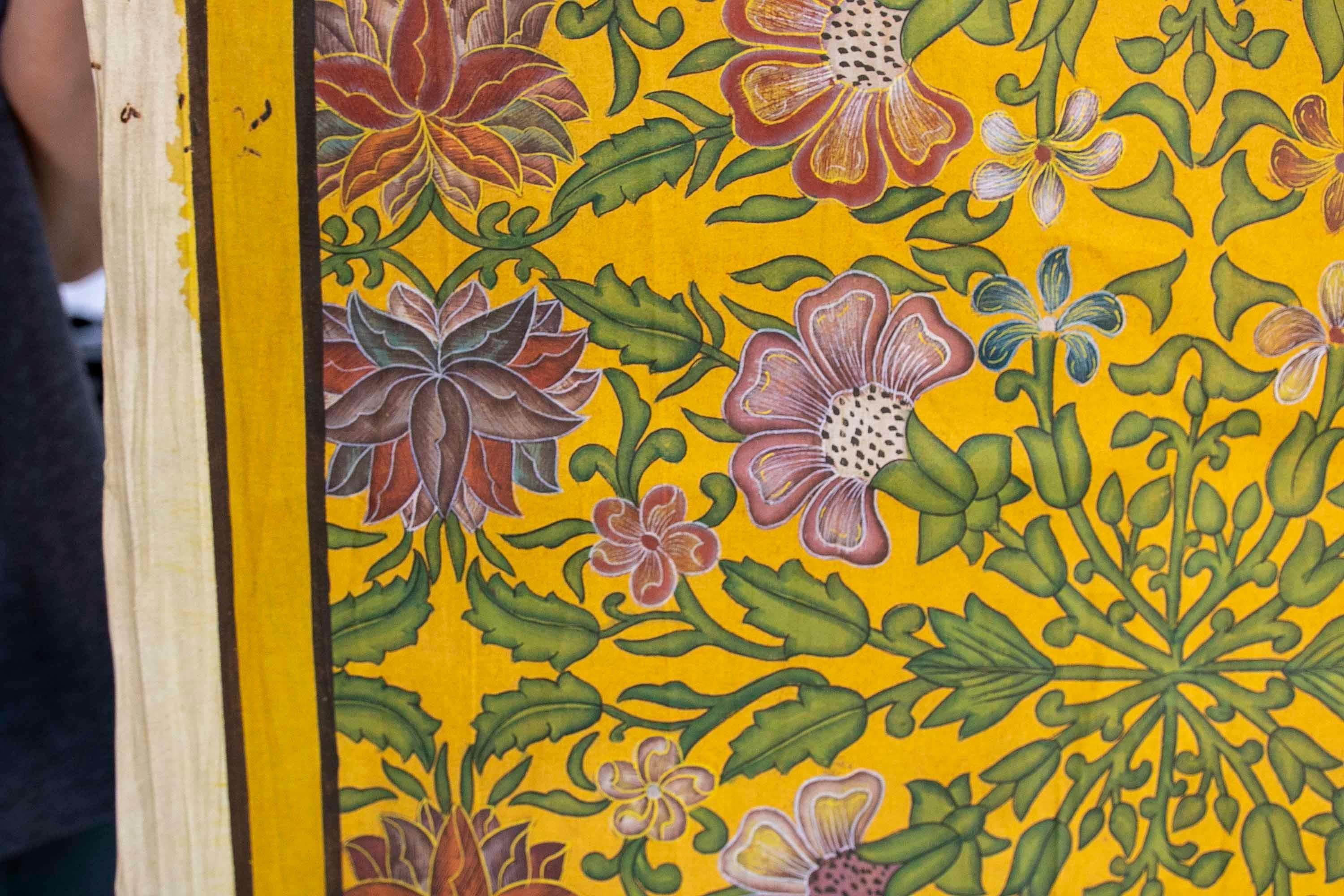 Canvas Cuadro De Flores Pintado a Mano Sobre Tela Años 1970 En Tonos Amarillos For Sale