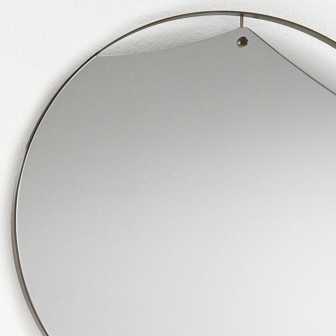 Miroir Cuadro rond avec laiton massif
cadre en finition vintage et verre miroir biseauté.
Egalement disponible en miroir Cuadro carré ou rectangulaire.