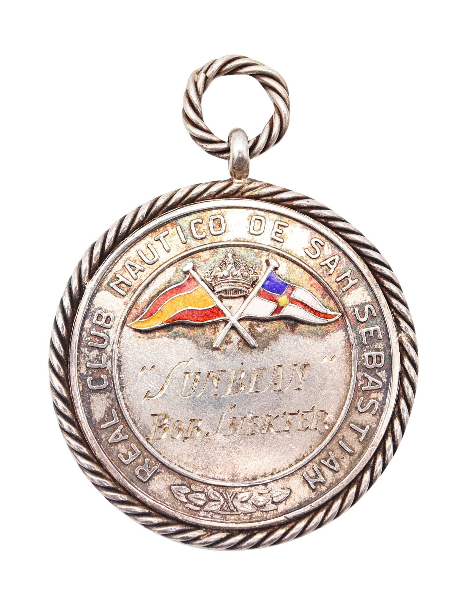 Une médaille de course de voiliers du club nautique de Saint-Sébastien.

Il s'agit d'une belle médaille de récompense/participation à une course de voiliers entre La Habana à Cuba et le port de Saint-Sébastien en Espagne, réalisée en 1951. La