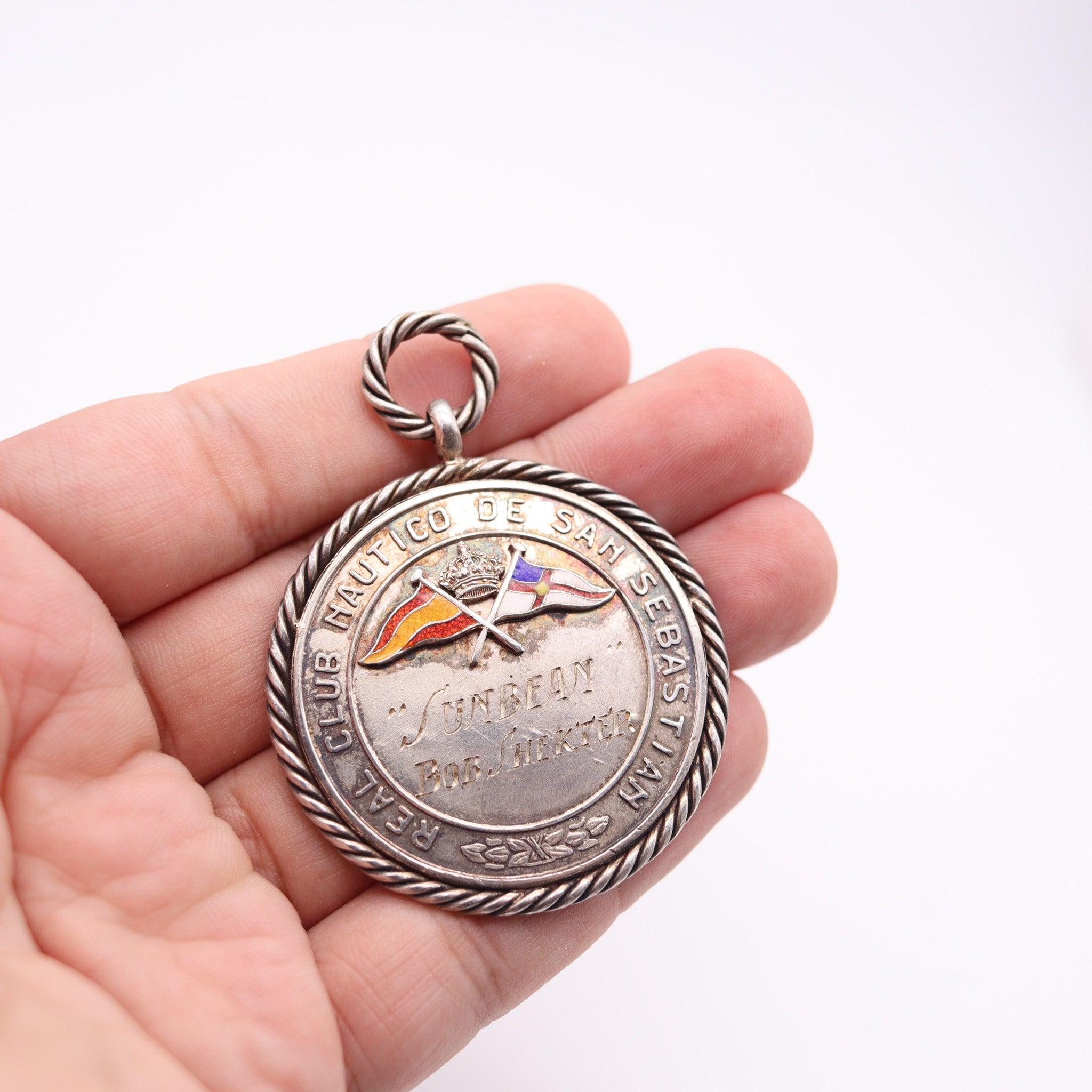 Milieu du XXe siècle CUBA 1951 Nautical Club San Sebastian Médaille de régate émaillée en argent massif en vente