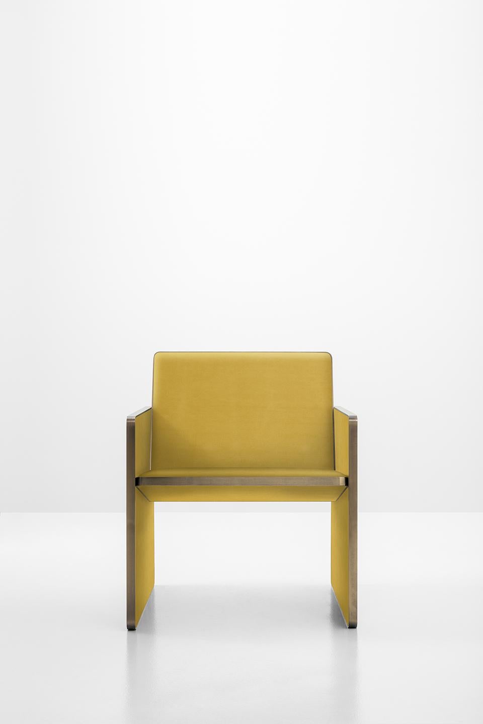Poltrona con struttura in metallo, rivestimento in tessuto, bordi in ottone o metallo verniciato opaco.
La foto mostra il tessuto Mohair, altri tessuti e colori sono disponibili su richiesta.
Collezione Dimoremilano di Dimorestudio.
Codice: Poltrona