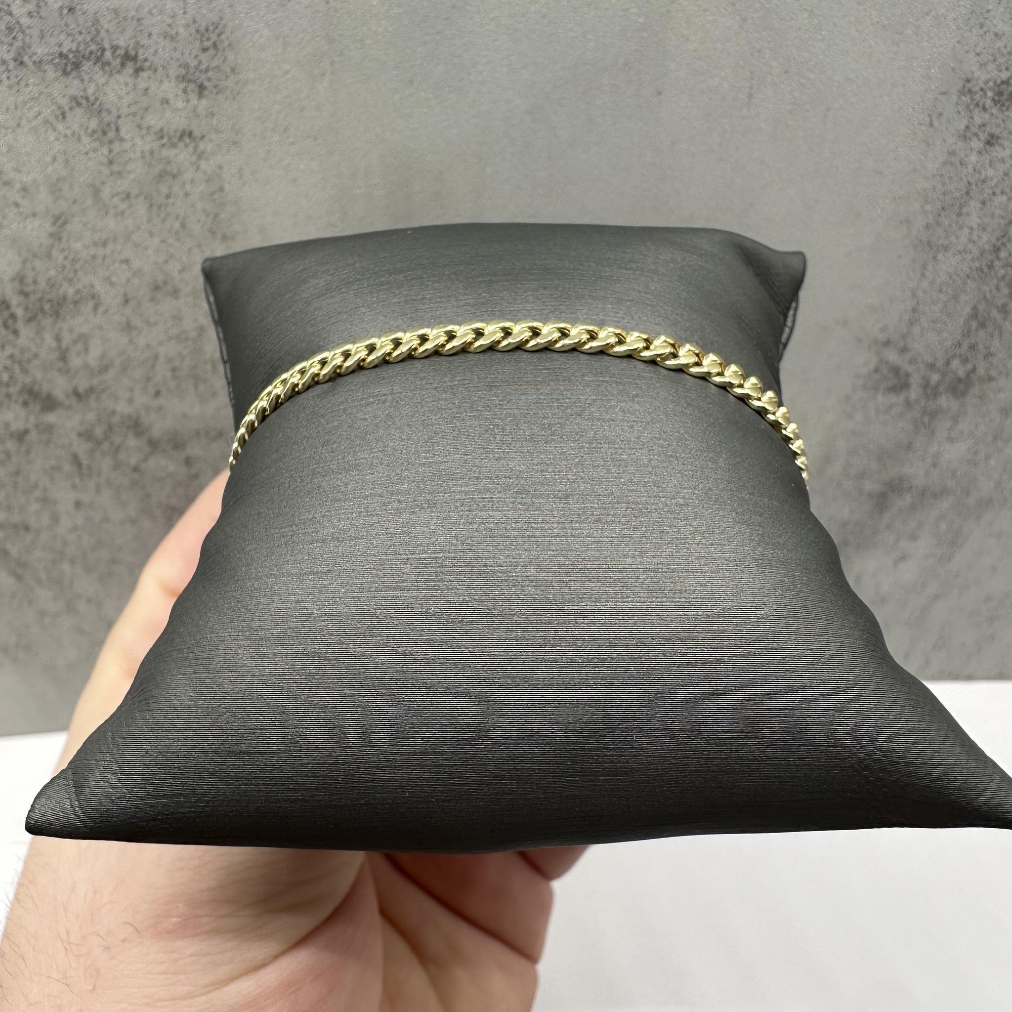 Ce bracelet intemporel à maillons cubains en or jaune 14kt présente un design poli et classique qui s'adapte à tous les styles. D'une longueur de 7,5 pouces et d'une largeur de 3,65 mm, il offre un look élégant et raffiné qui convient à une