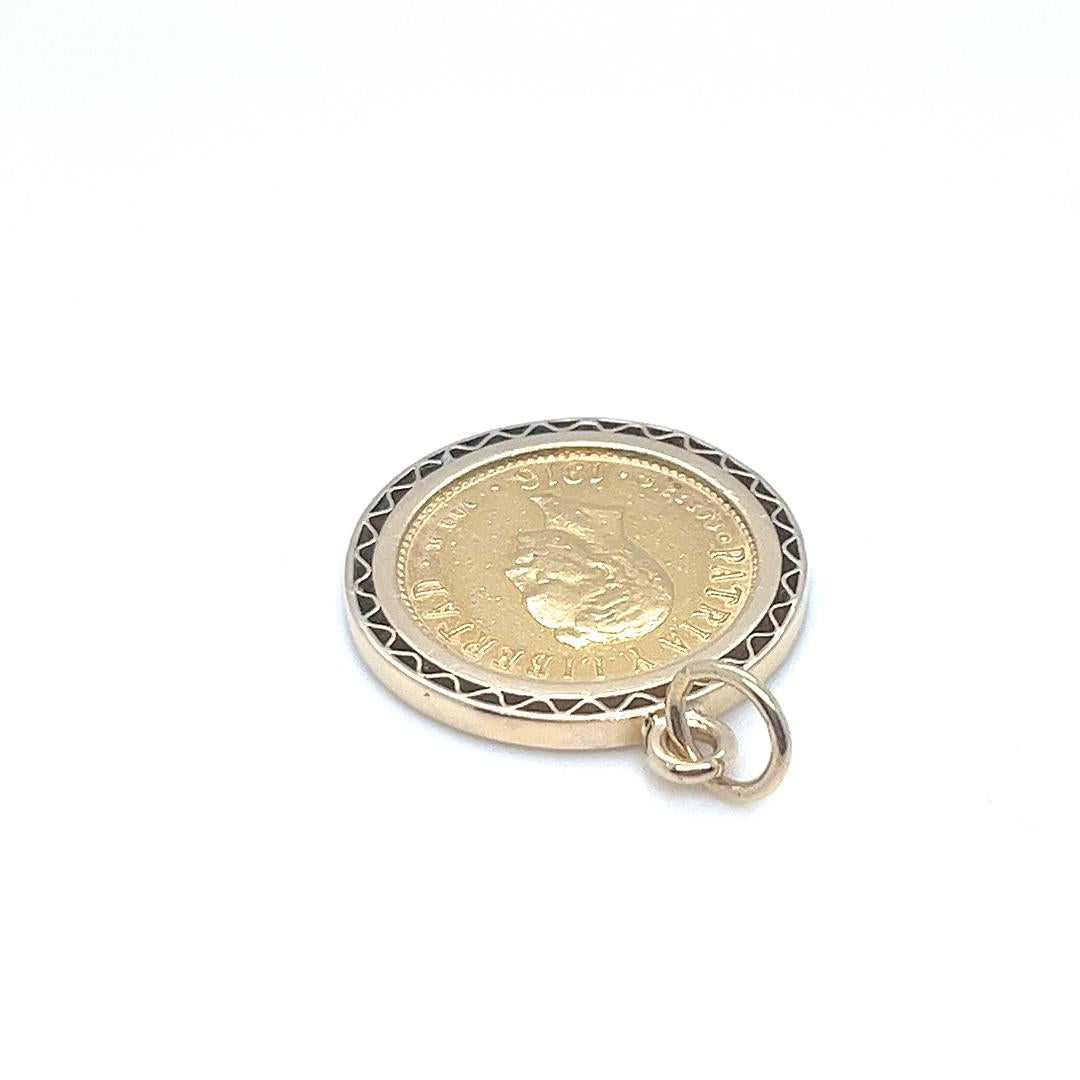 Pièce cubaine de quatre pesos en or 22 carats datant de 1916, sertie d'un chaton en or jaune 18 carats. Le poids final est de 9,5 grammes.