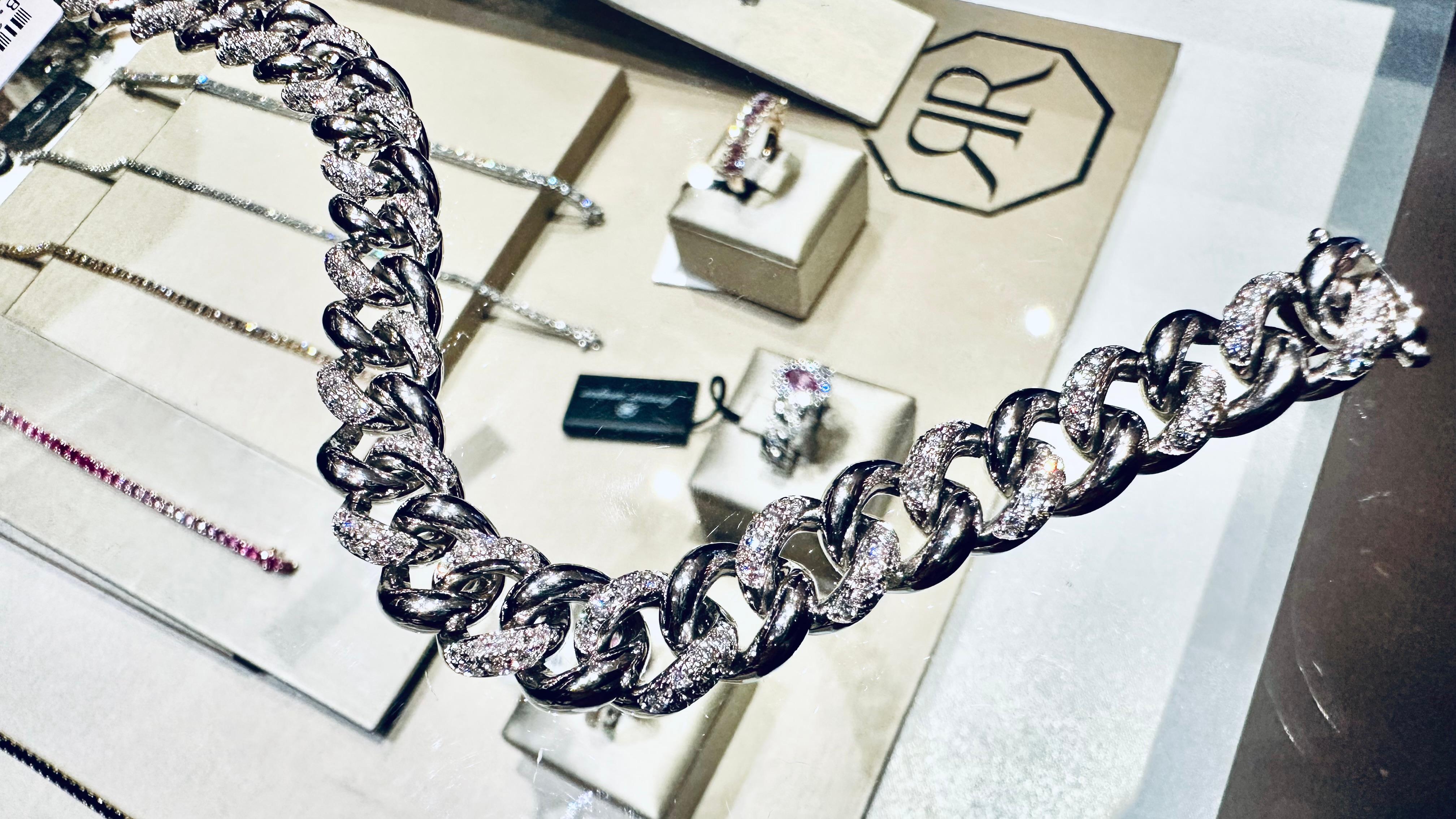 Una pulsera icónica que combina fuerza y sofisticación, elaborada en oro blanco de 18 quilates y adornada con una lluvia de diamantes de alta calidad, engastados con precisión artesanal. Esta cubana representa la excelencia del Made in Italy, un