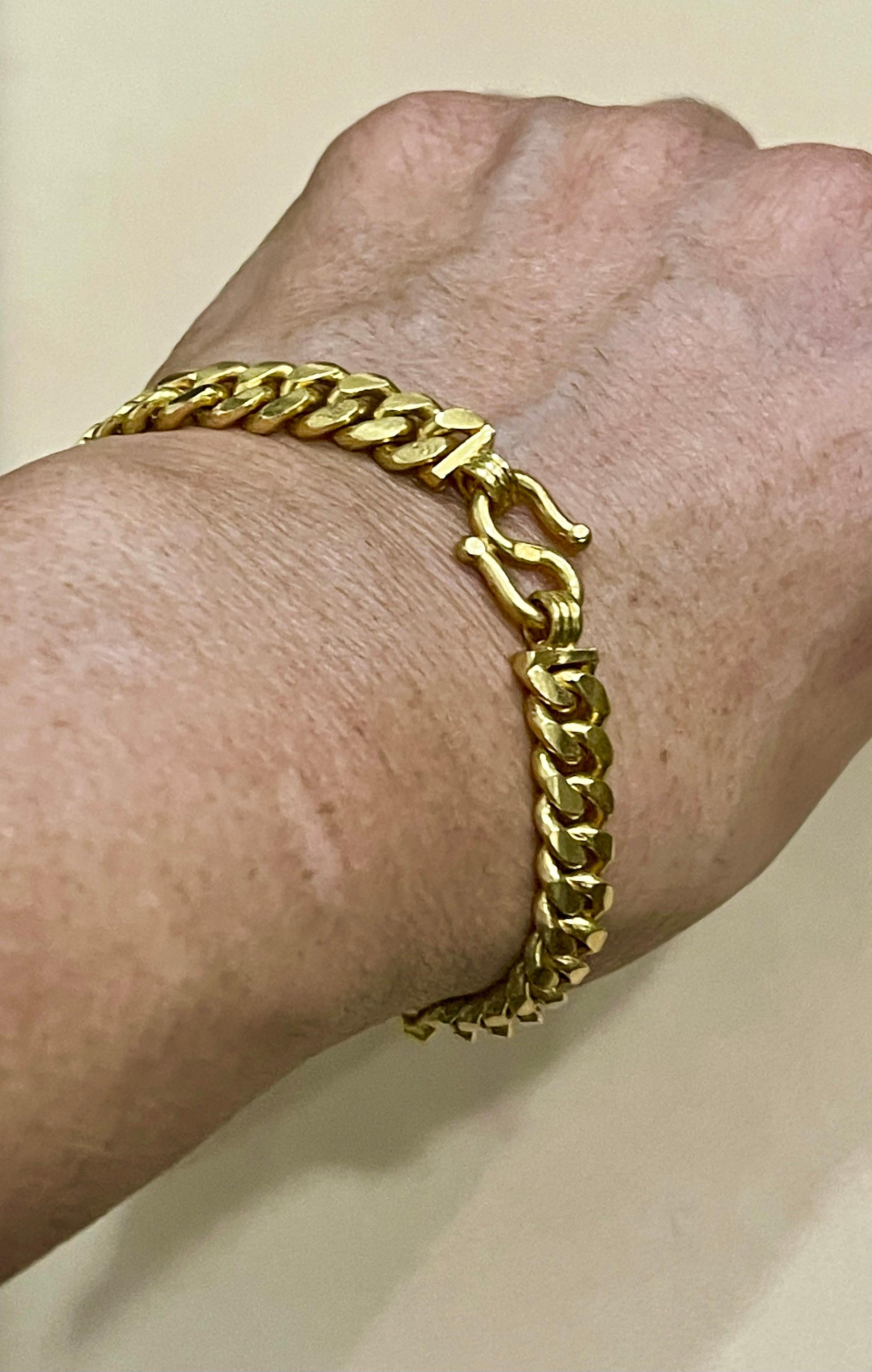 24 Karat  Pure Yellow Gold Link Bracelet, 37.5 Gm, Length 6.5 Inch
6.5 Inches long bracelet
Beautiful link design , A rare pure gold bracelet 
Weight of the bracelet is 37.5  Grams 
Stamped 9999
S shape hook 

Please look at all the pictures
Its
