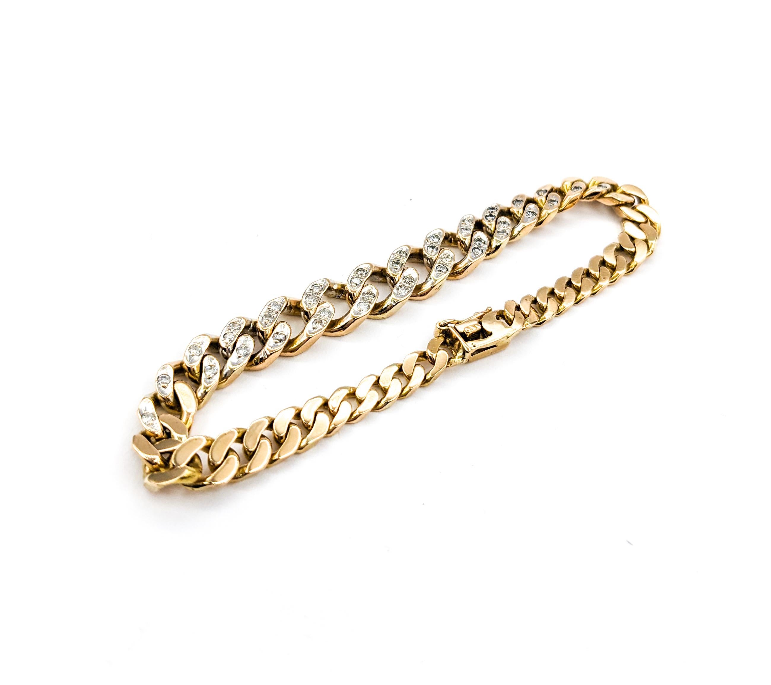 Bracelet à maillons cubains avec diamants en or jaune

Voici ce magnifique bracelet en diamant, réalisé en or 14kt. Il comprend 0,50 ctw de diamants d'une pureté SI et d'une teinte blanche presque incolore. Cette pièce élégante est conçue avec un
