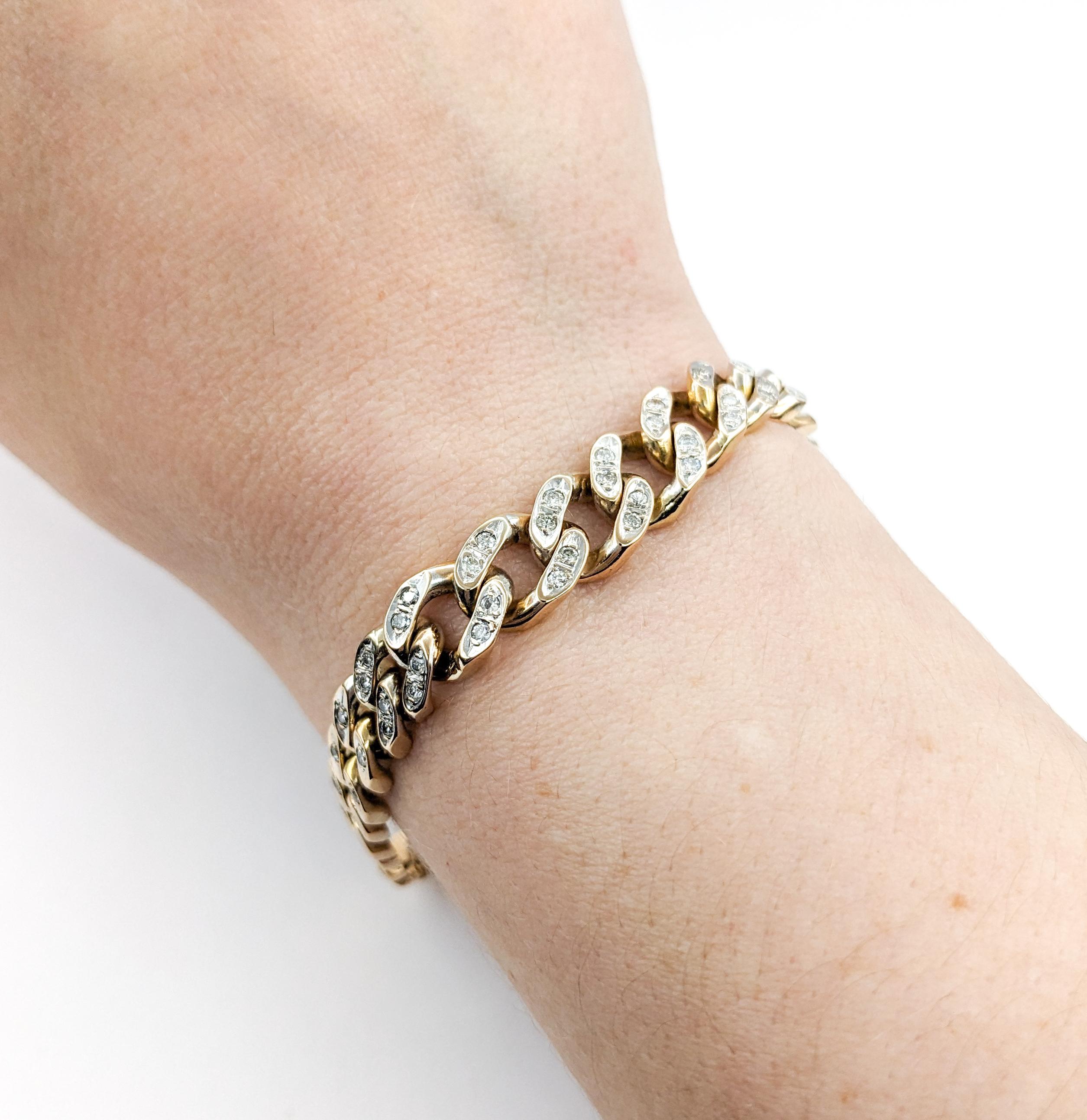 Contemporain Bracelet à maillons cubains avec diamants en or jaune en vente
