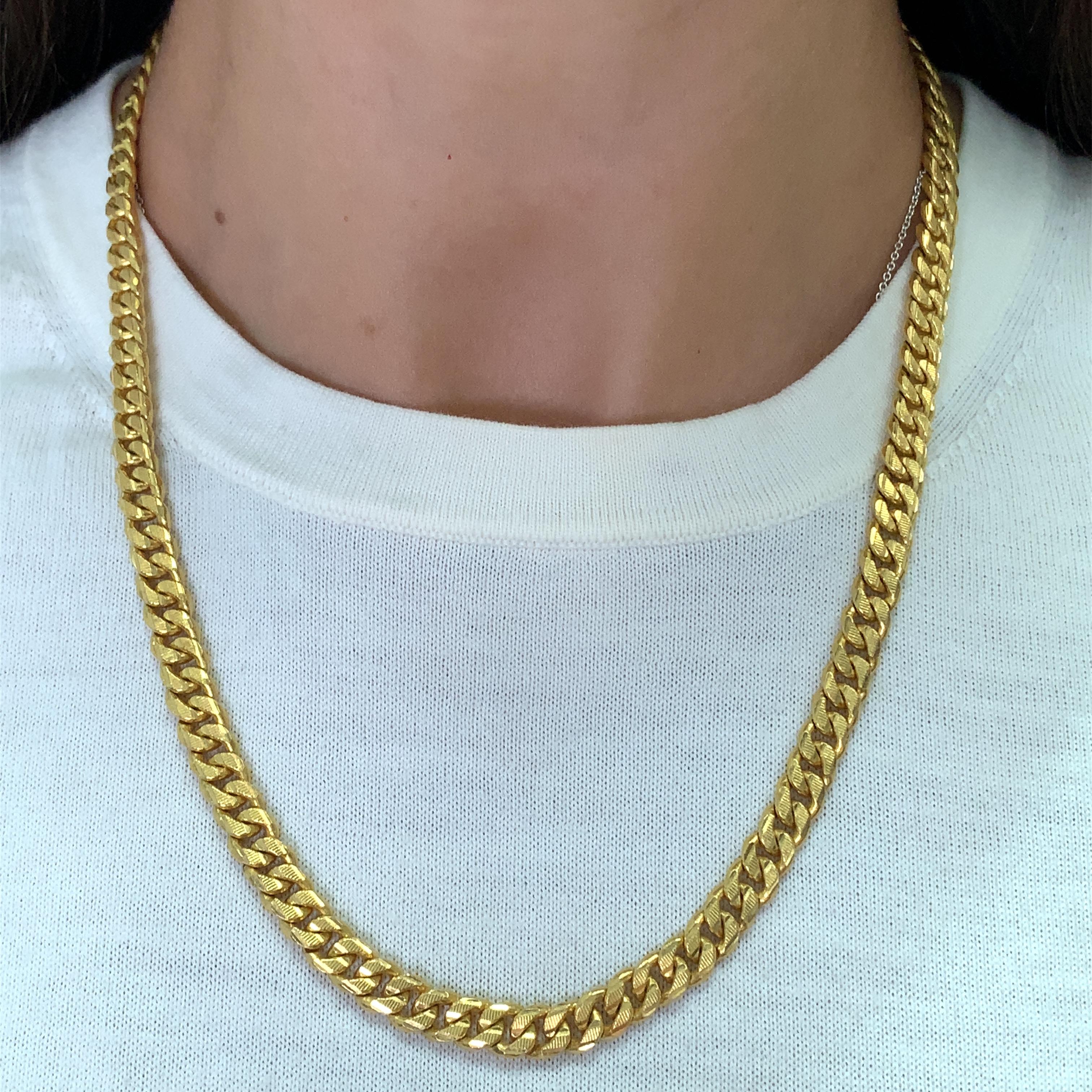 Collier de chaîne cubaine en or jaune 22ct à mailles serrées Cérémonie de mariage indienne asiatique.
Magnifique collier unisexe en chaîne cubaine épaisse en or jaune massif 22k.
Collier de chaîne cubaine unique en son genre, en or pur massif