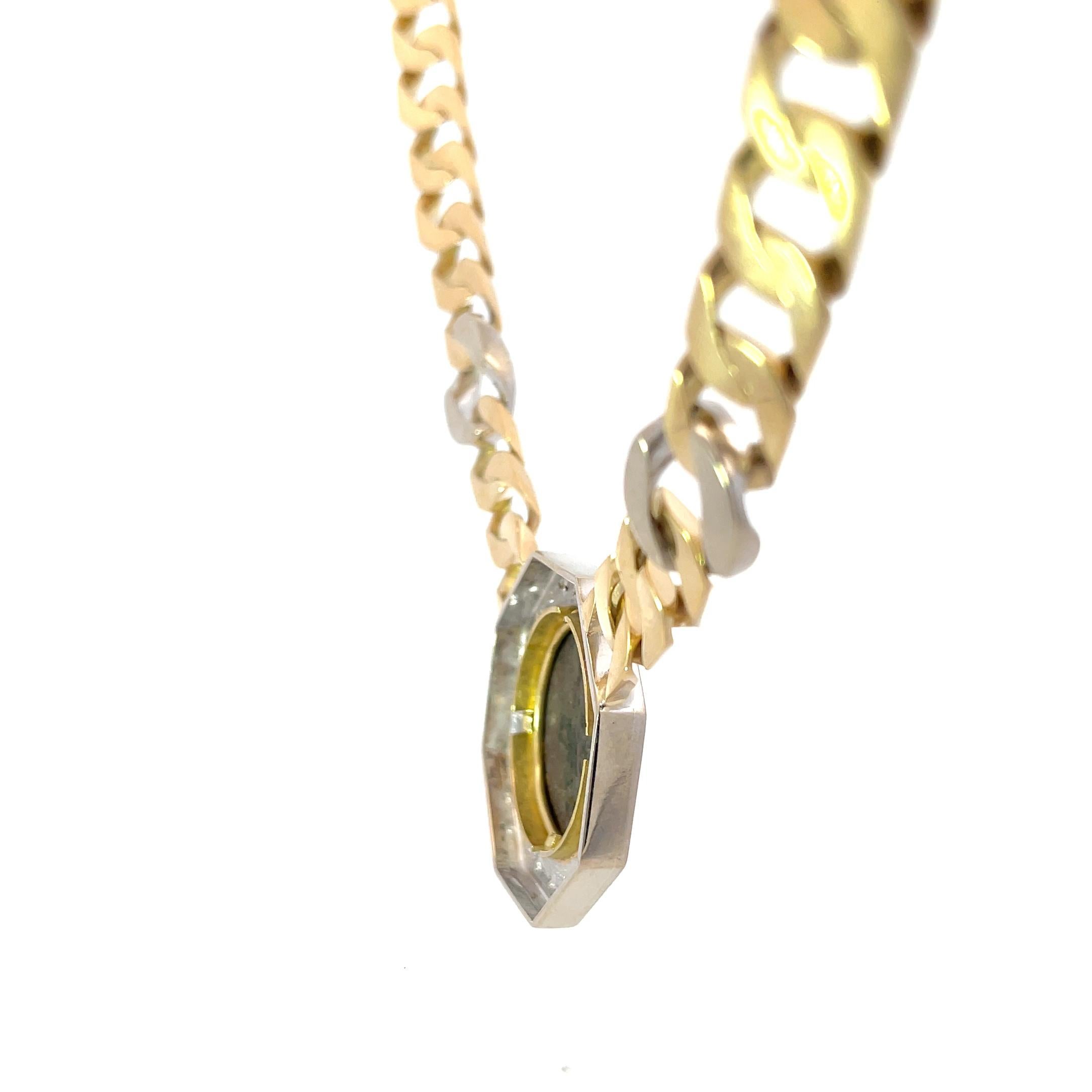 Collana Cuban Link Coin Diamond in oro 18 carati. La collana presenta una moneta antica accentuata da un'aureola di circa 1,98ctw di diamanti tondi brillanti. La collana è lunga 18 pollici e larga 9,75 mm, pesa 112 grammi e il ciondolo ha un