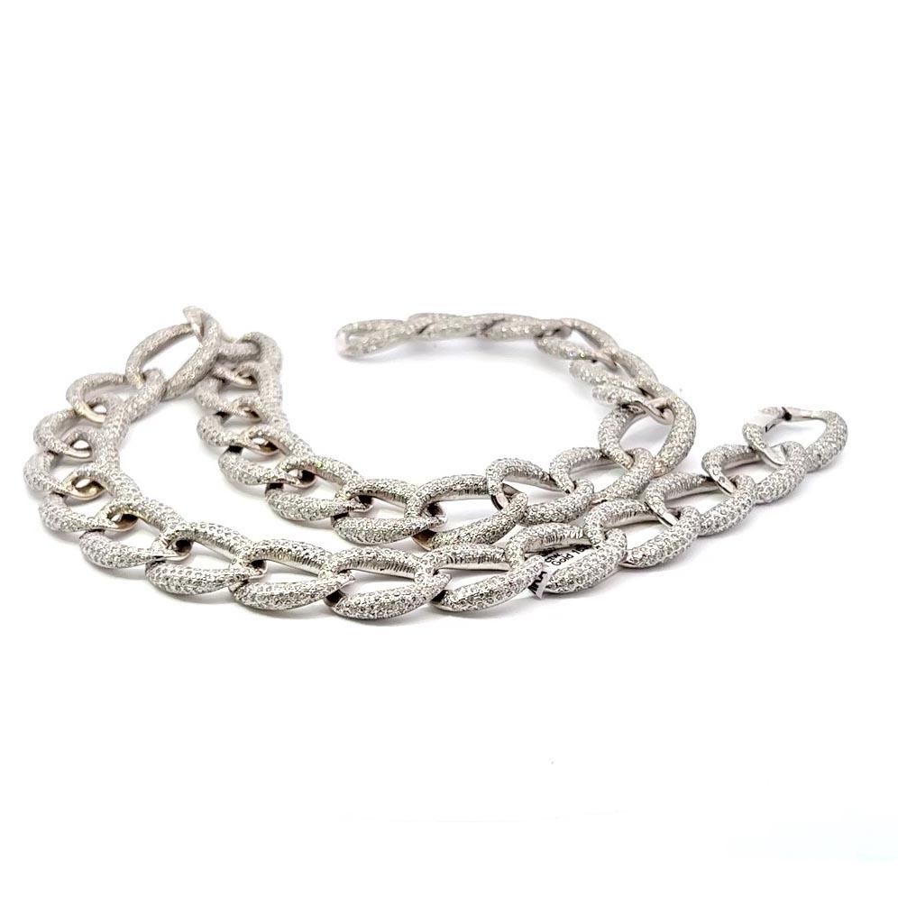 Kubanisches Gliedercollier aus 18 Karat Weißgold, 18 Zoll lang, mit 33 Karat Diamanten. Die Kette ist mit 3300 gepflasterten Diamanten mit einem Gesamtgewicht von 33 Karat geschmückt. Jedes Glied der Kette ist 0,5 Zoll breit und 0,625 Zoll hoch.