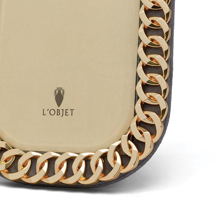 The Cuban Link frames are elegant and refined with an art deco character. It's the details that count: 24K gold plated surrounds, a bevelled glass front, satin lining and a leather back.

DETAILS
5 L x 7 H in (13 L x 18 H cm)
Presented in a luxury