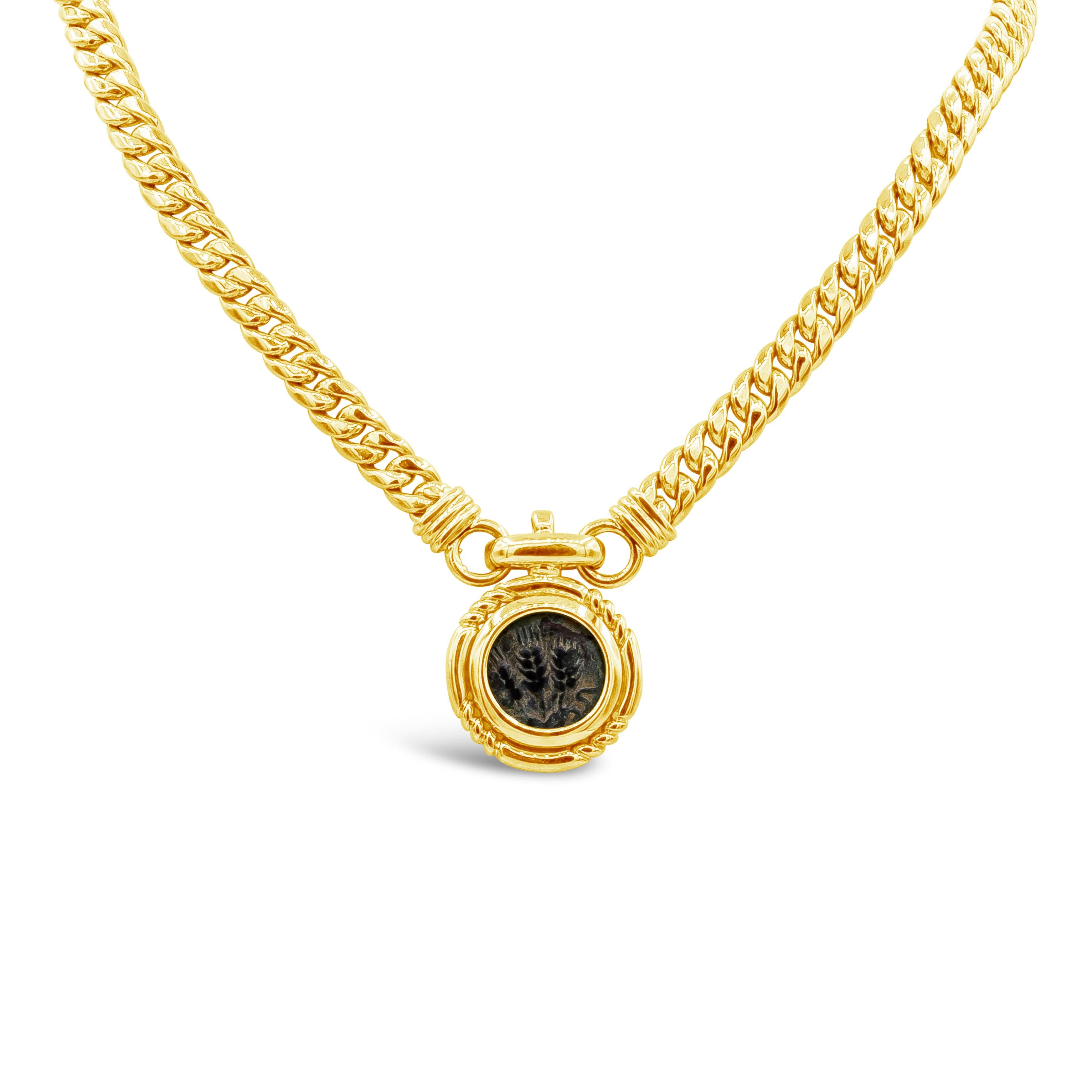 Présentation d'un pendentif en or jaune 18 carats, conçu en creux d'une pièce de monnaie hébraïque. Suspendu à une chaîne à maillons cubains en or jaune 18 carats. Fermoir de sécurité à triple verrouillage pour une protection Maximum.
