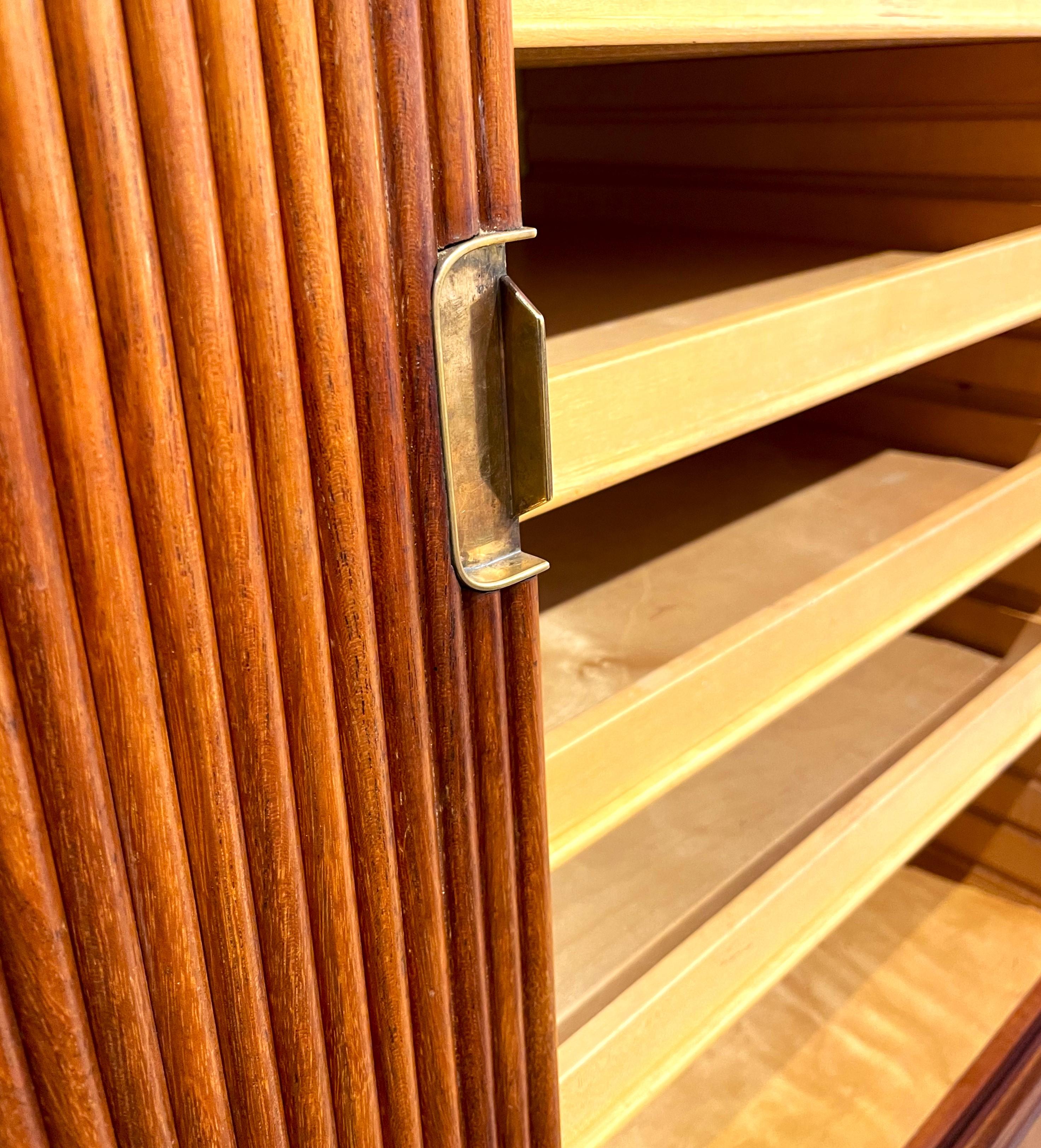 Metà XX secolo Armadio cubano in mogano di William Watting per William Watting Furniture in vendita