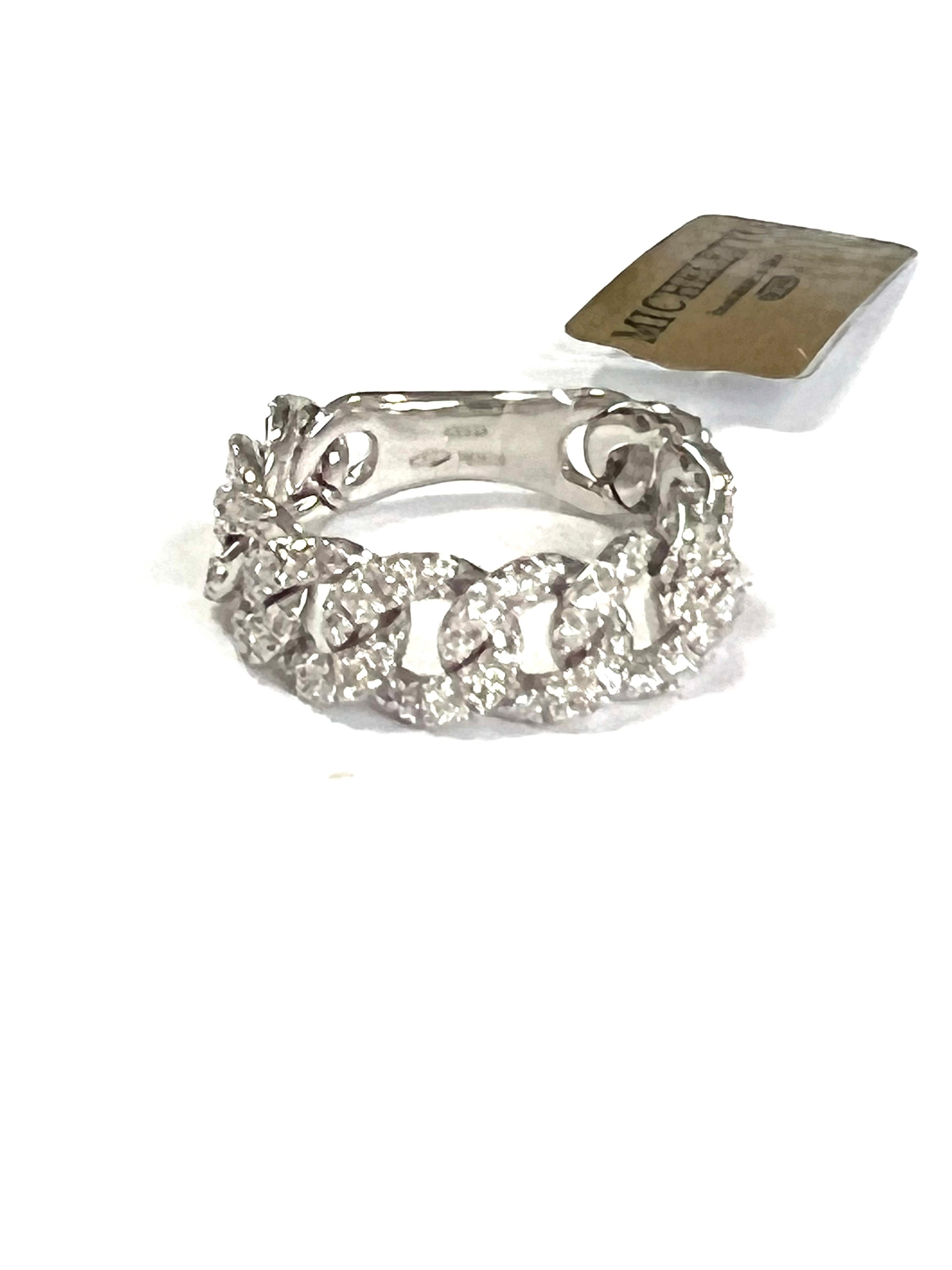 Questo splendido anello cubano in oro bianco massiccio è sapientemente realizzato a mano in Italia e offre un mix di eleganza moderna e artigianato classico. Impreziosito da diamanti bianchi di alta qualità, è un pezzo notevole progettato per