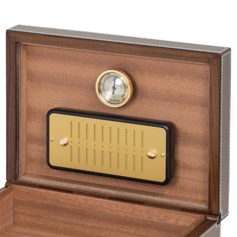 Humidor Cubano Grey with inside lining in cedar wood
in light brown finish, inside box with a hygrometer and a 
humidifier. Main structure in walnut wood covered with 
high quality grained leather in grey color.

 