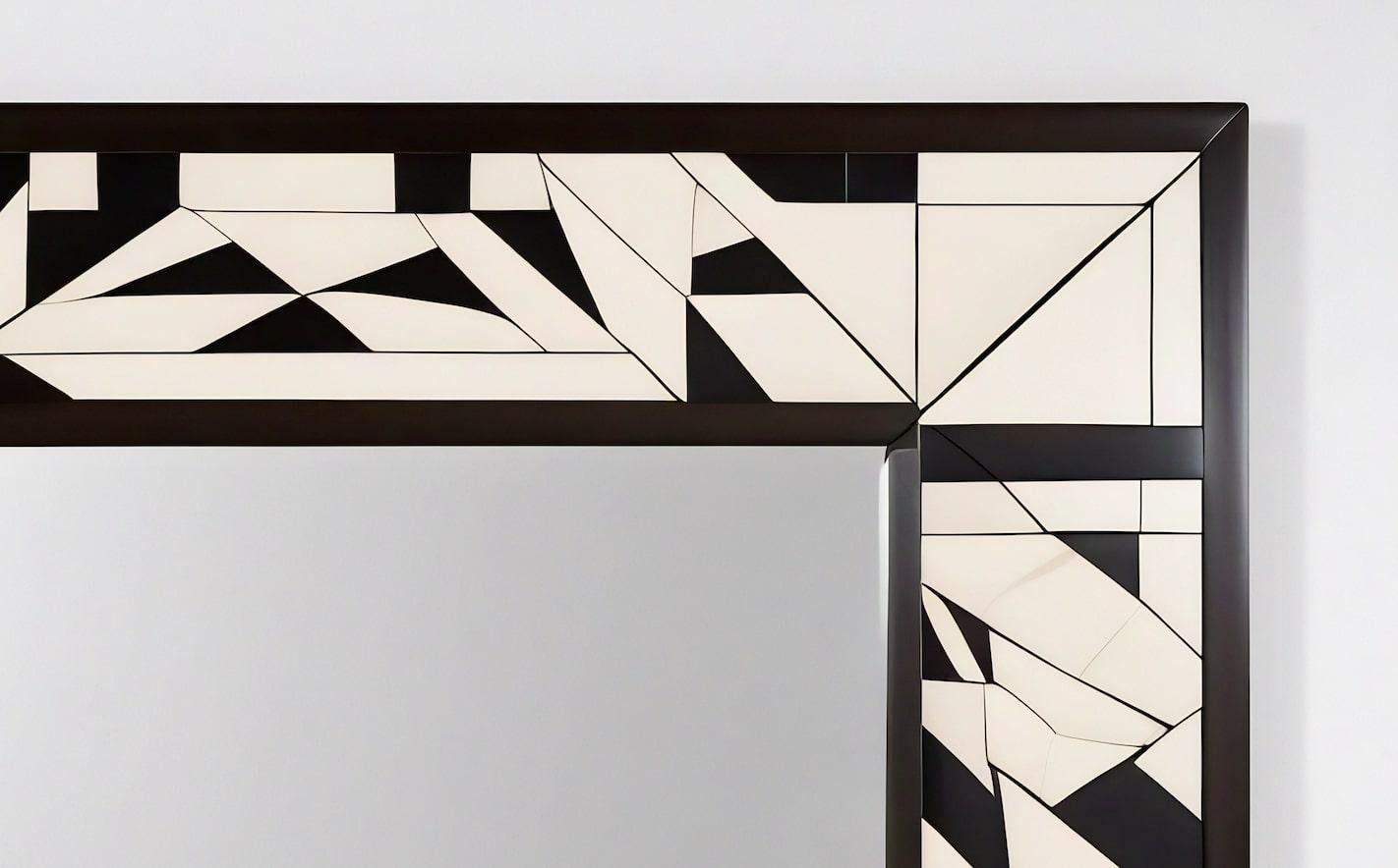 Art Déco Cube : Specchio da parete in bianco e nero ispirato al cubismo, realizzato a mano in modo artigianale in vendita