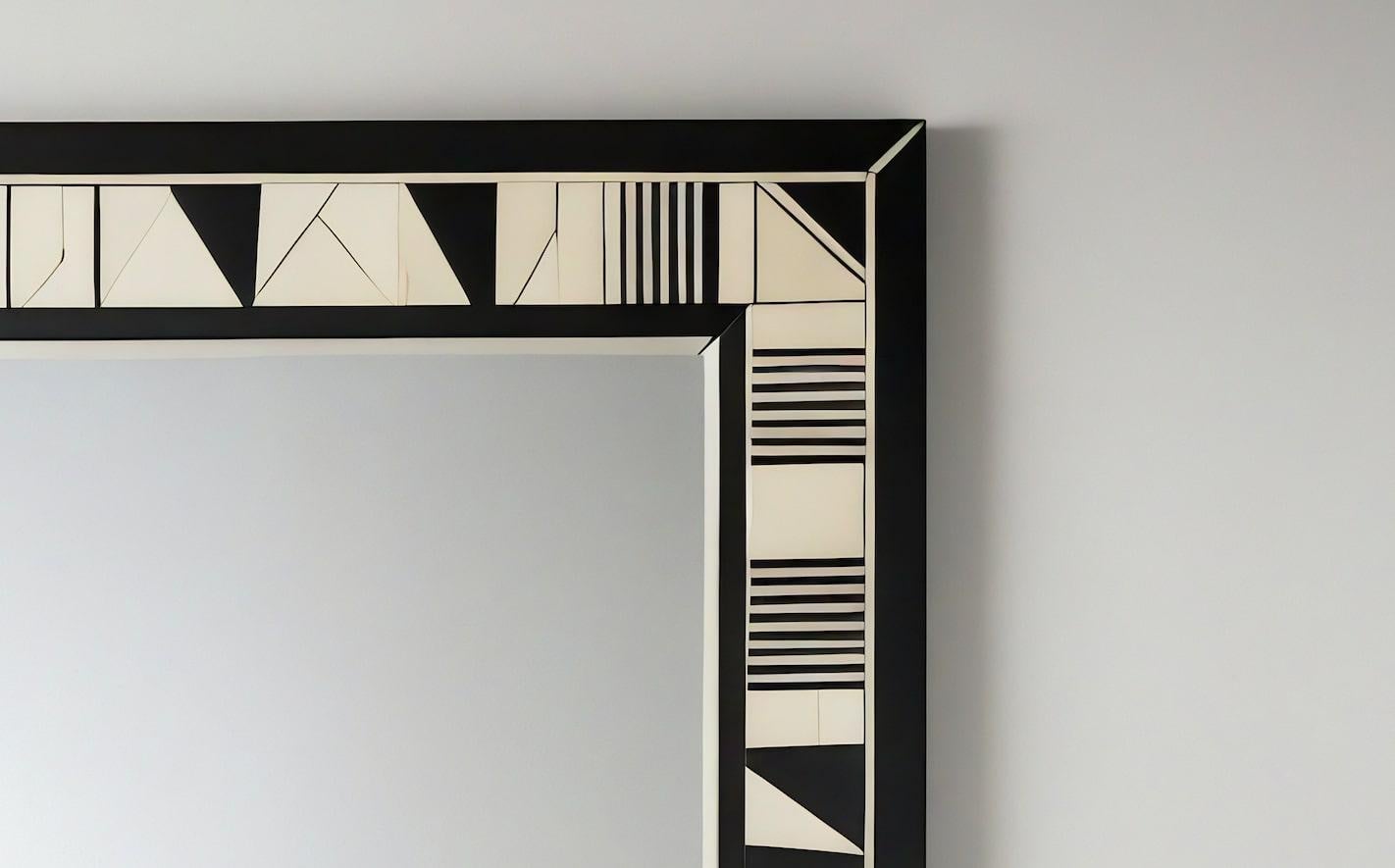 Art déco Cube : Miroir mural noir et blanc inspiré du cubisme, fabriqué à la main par des artisans en vente