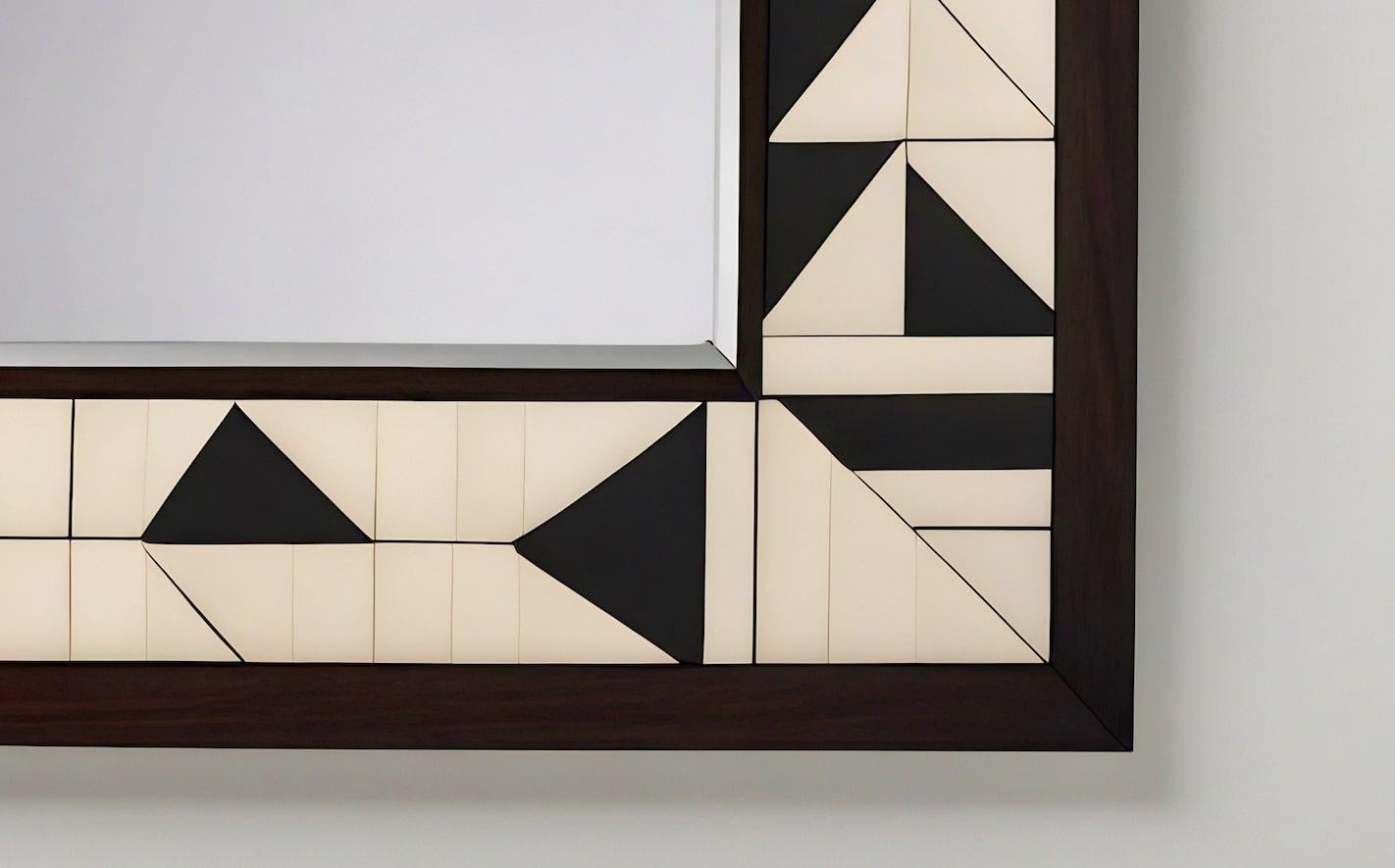 Cube : Miroir mural noir et blanc inspiré du cubisme, fabriqué à la main par des artisans Neuf - En vente à New York, NY