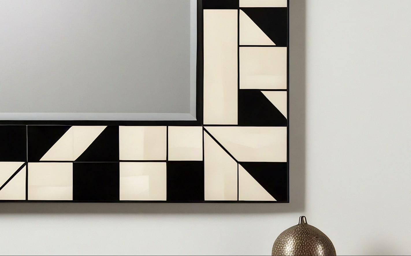 Cubo : Espejo de Pared Blanco y Negro Inspirado en el Cubismo, Hecho a Mano por Artesanos en Nuevo estado para la venta en New York, NY
