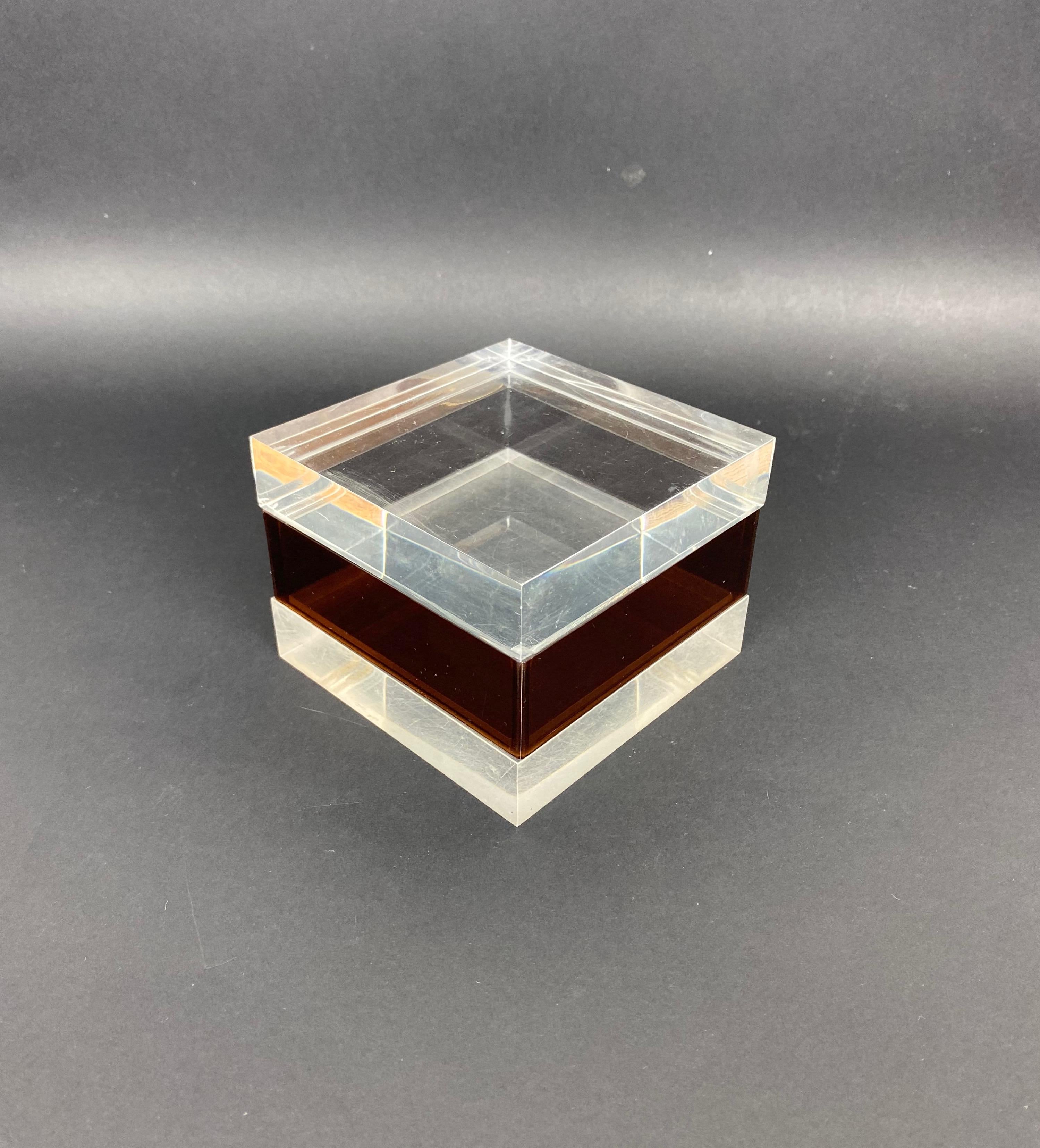 Scatola cubica in lucite viola e trasparente nello stile di Alessandro Albrizzi, Italia, circa 1970.