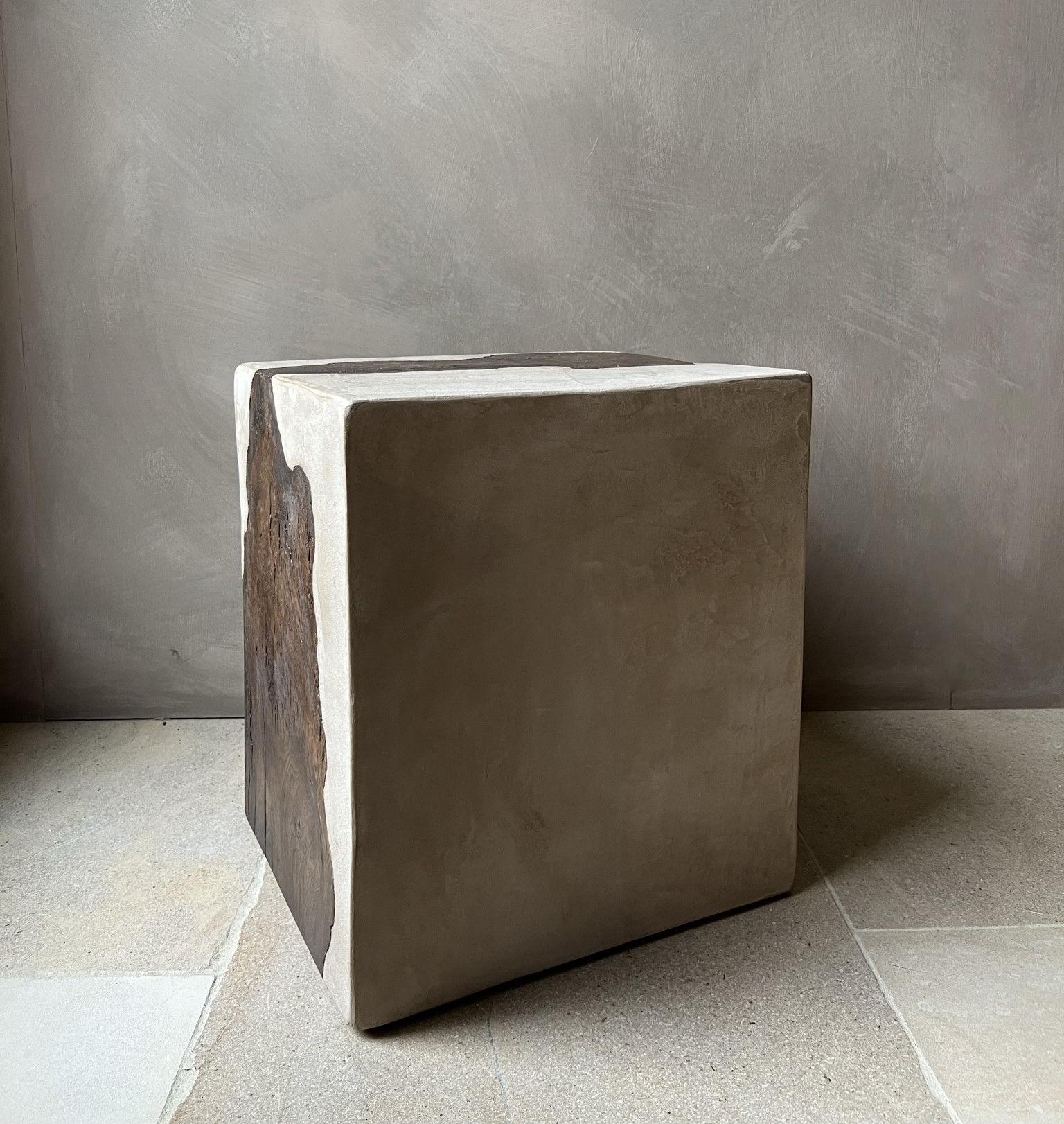 Our cube sidetable in marbleplaster and burlwood.
