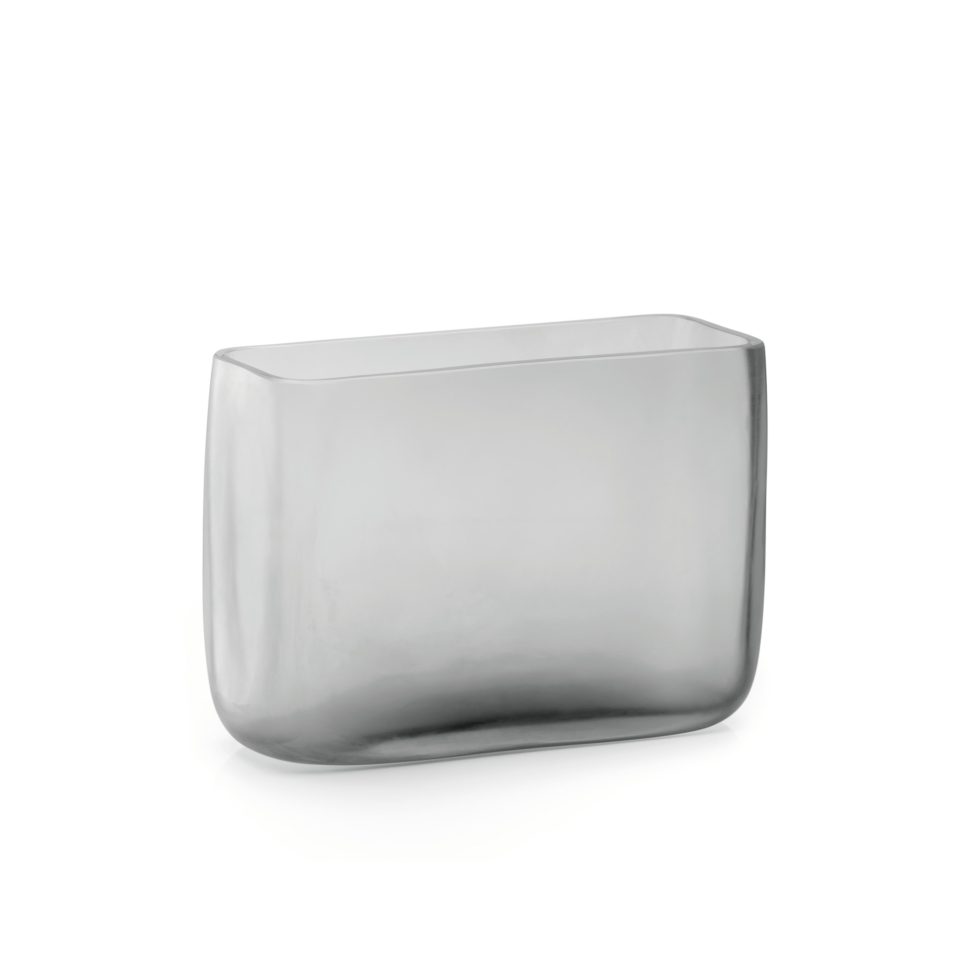 Cube Case by Purho
Dimensions : D35 x L12 x H25 cm
Matériaux : Verre
Autres couleurs disponibles.

Purho est un nouveau protagoniste du design made in Italy, un travail de synthèse, une recherche qui dure depuis des années, une âme italienne et un