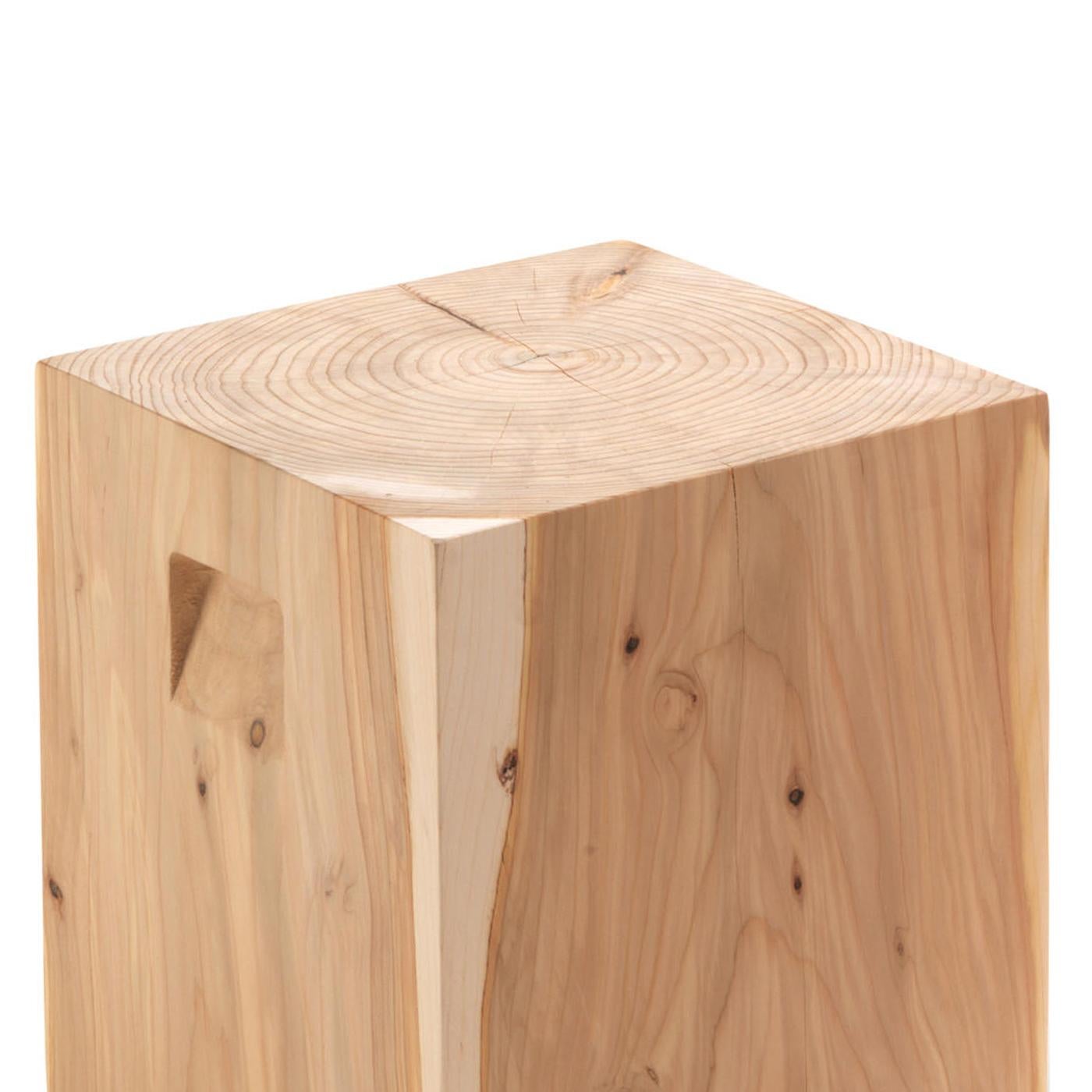 Stool cube cedar made in a block of natural
solid cedar trunk. Treated with wax with natural
pine extracts.
Solid cedar wood include movement, 
cracks and changes in wood conditions, 
this is the essential characteristic of natural 
solid cedar wood