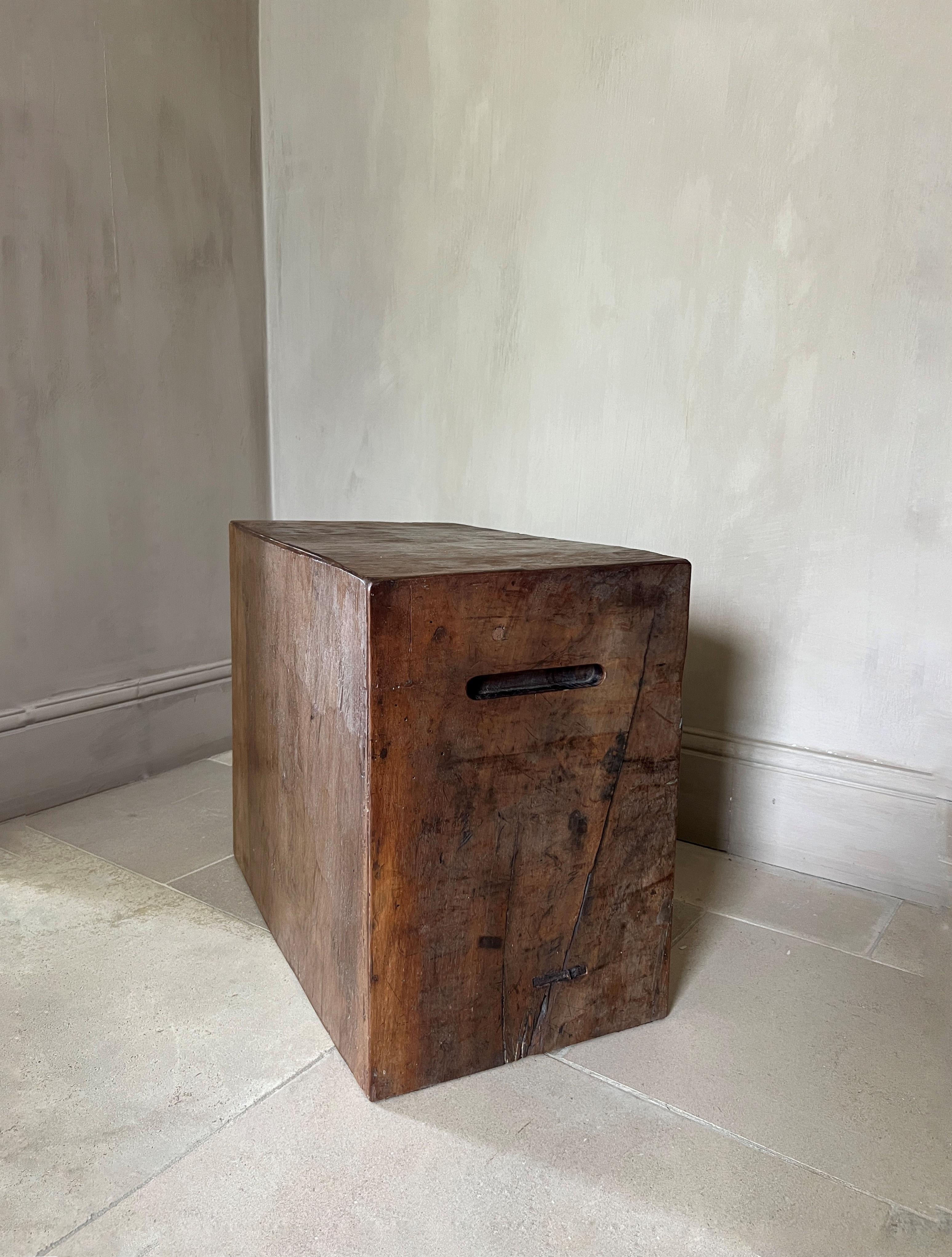 Cube custom Sidetable 18th Century Walnut For Sale 3