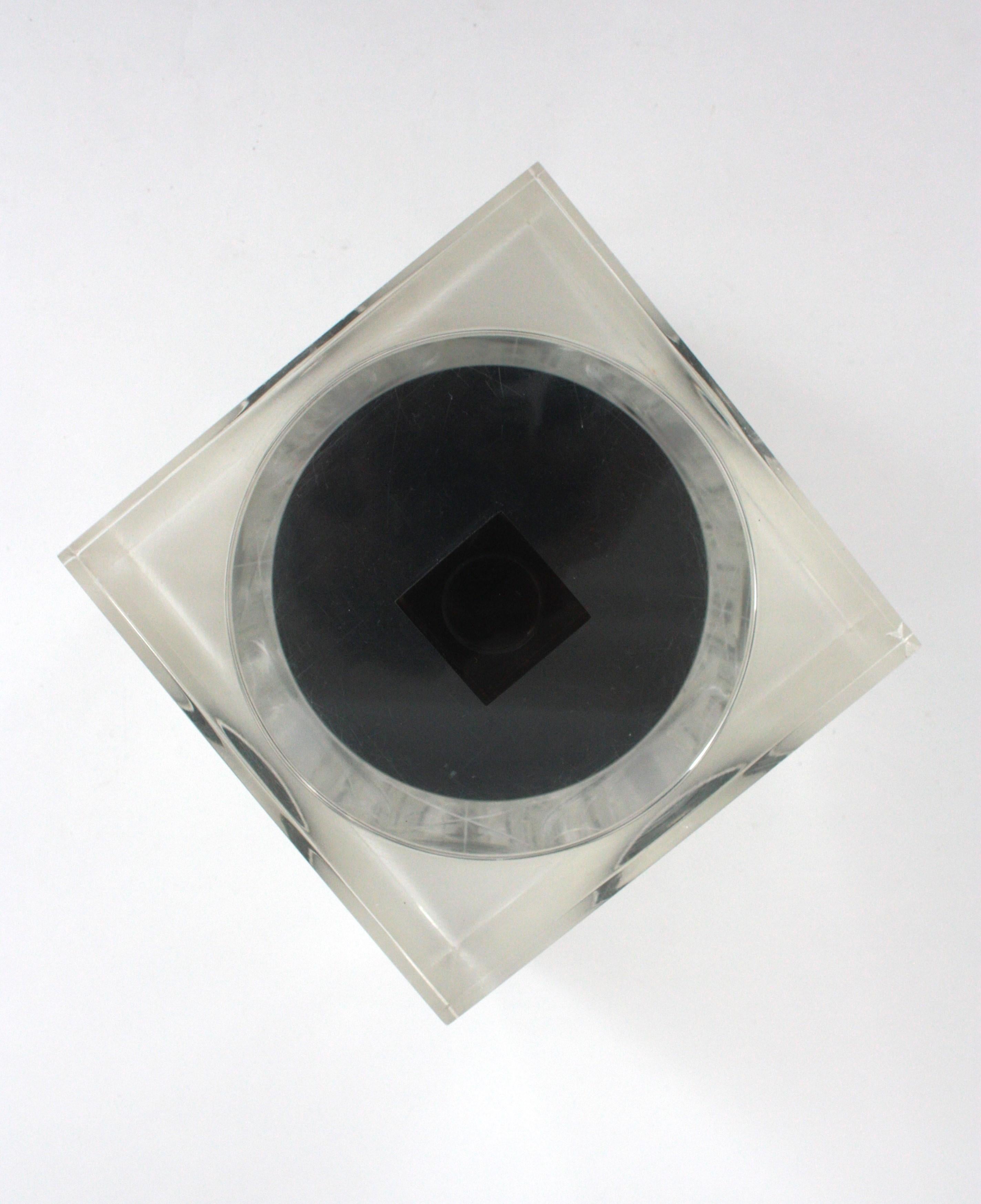 Caja decorativa cúbica de lucita transparente y negra, 1970 en venta 10