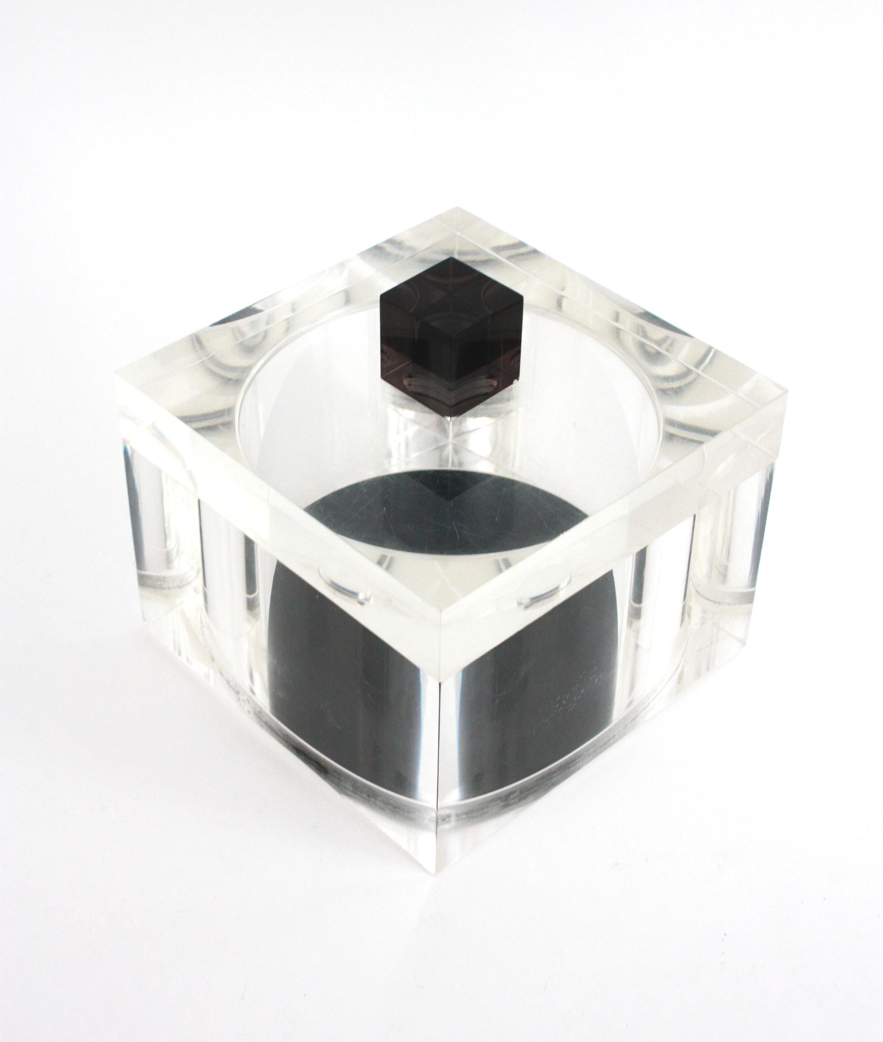 Gran caja cuadrada de lucita de mediados de siglo con tapa, Italia, 1960-1970
Esta caja decorativa en forma de cubo está fabricada en lucita transparente gruesa con detalles en lucita negra.
Suficientemente grande para ser utilizada con fines