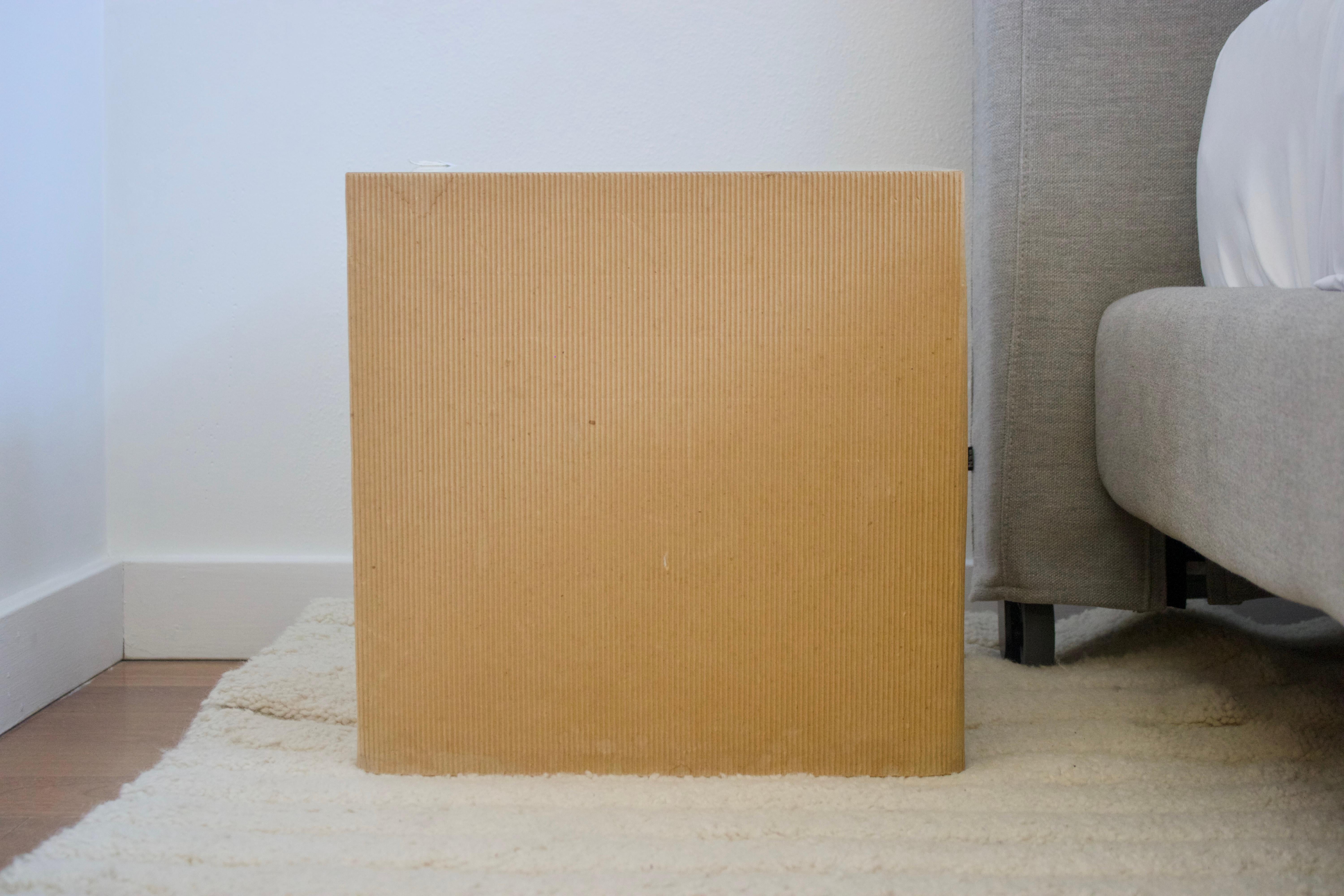 Laminate “Cube en Carton” end table For Sale