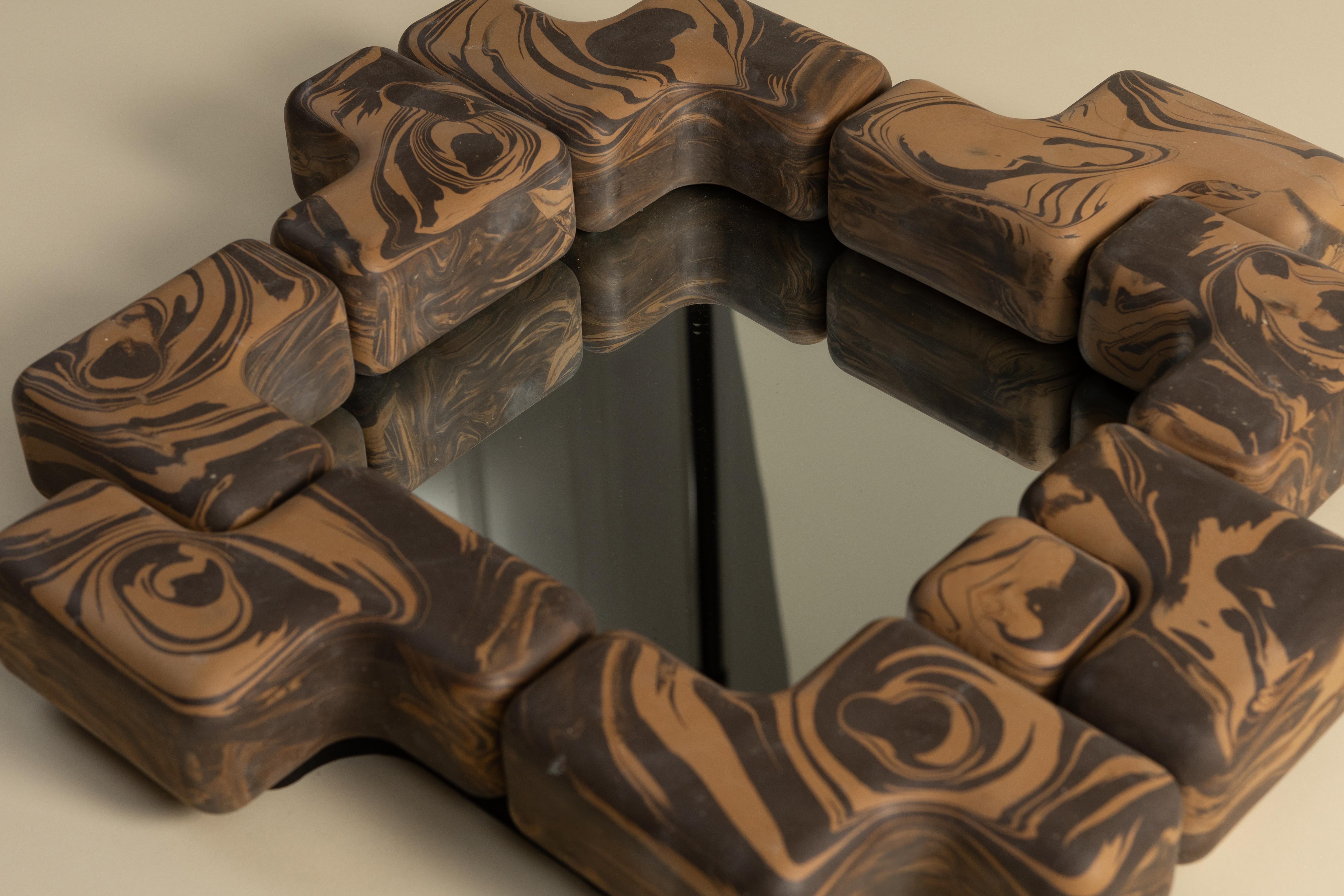 Fatto a mano Specchio Cube Fit - Marrone su marmo marrone in vendita