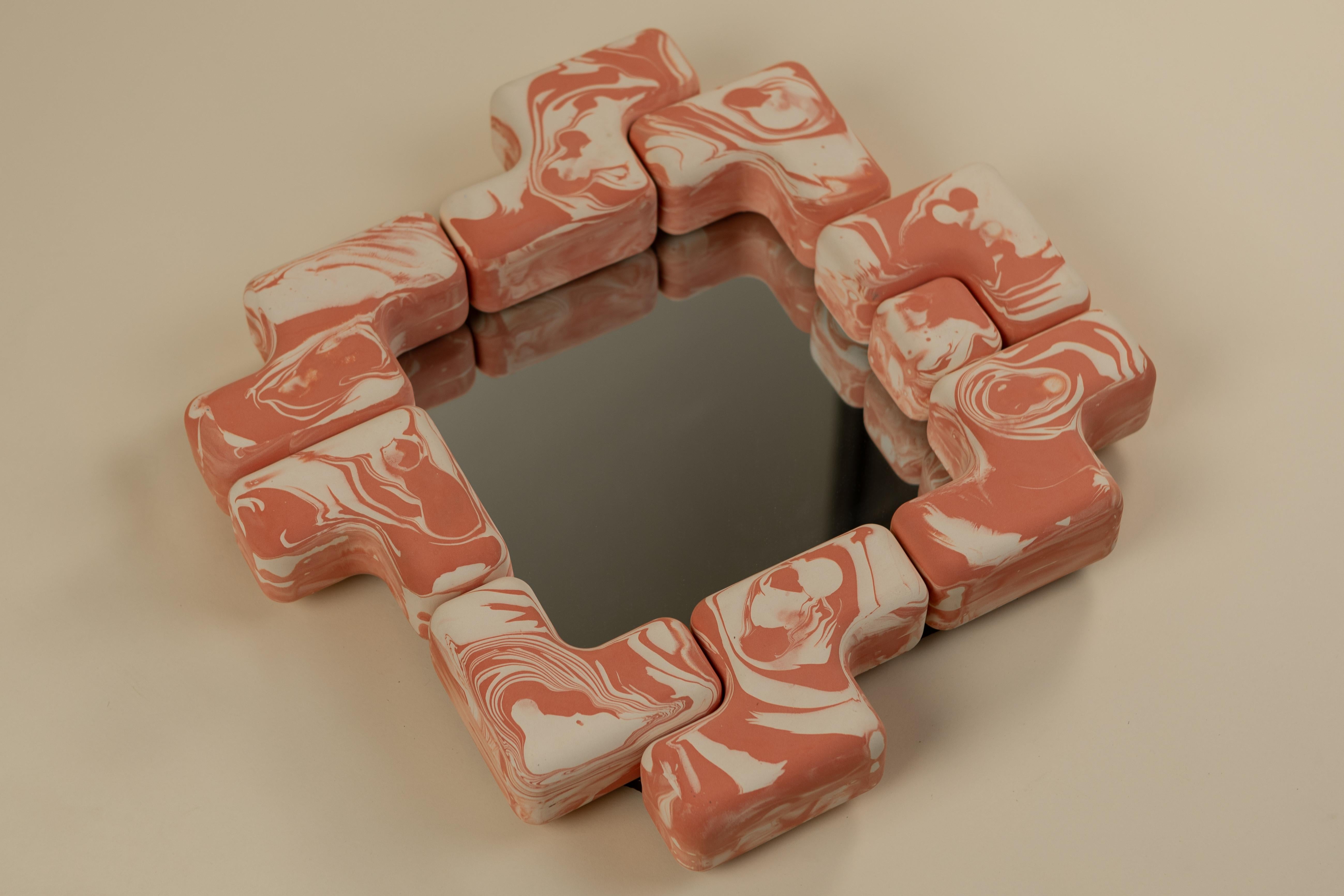 Fatto a mano Specchio a forma di cubo - Marmo Aragosta in vendita