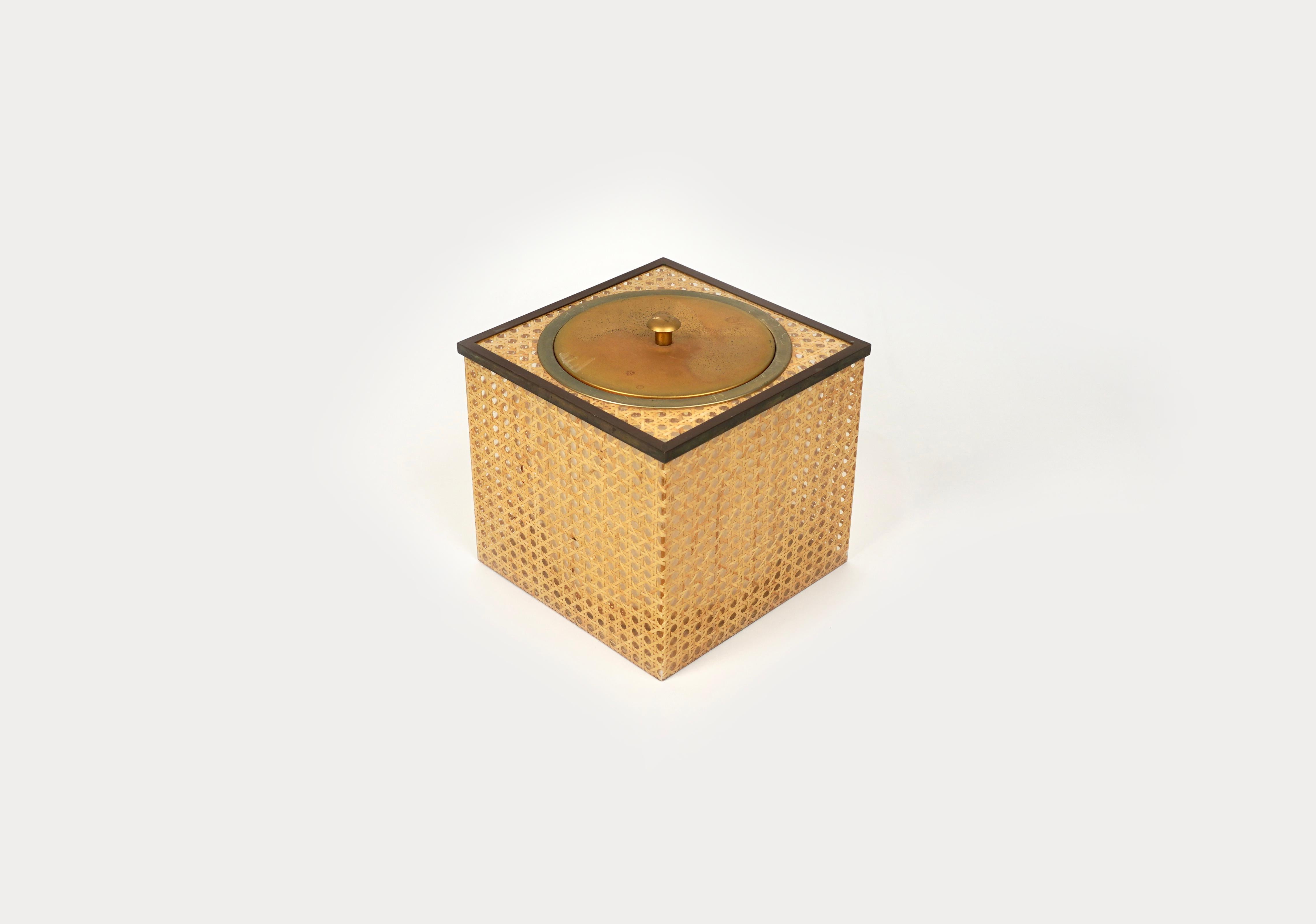 Midcentury cube barware ice bucket in lucite and wicker with brass details in the style of Christian Dior Home. 

Made in Italy in the 1970s.
