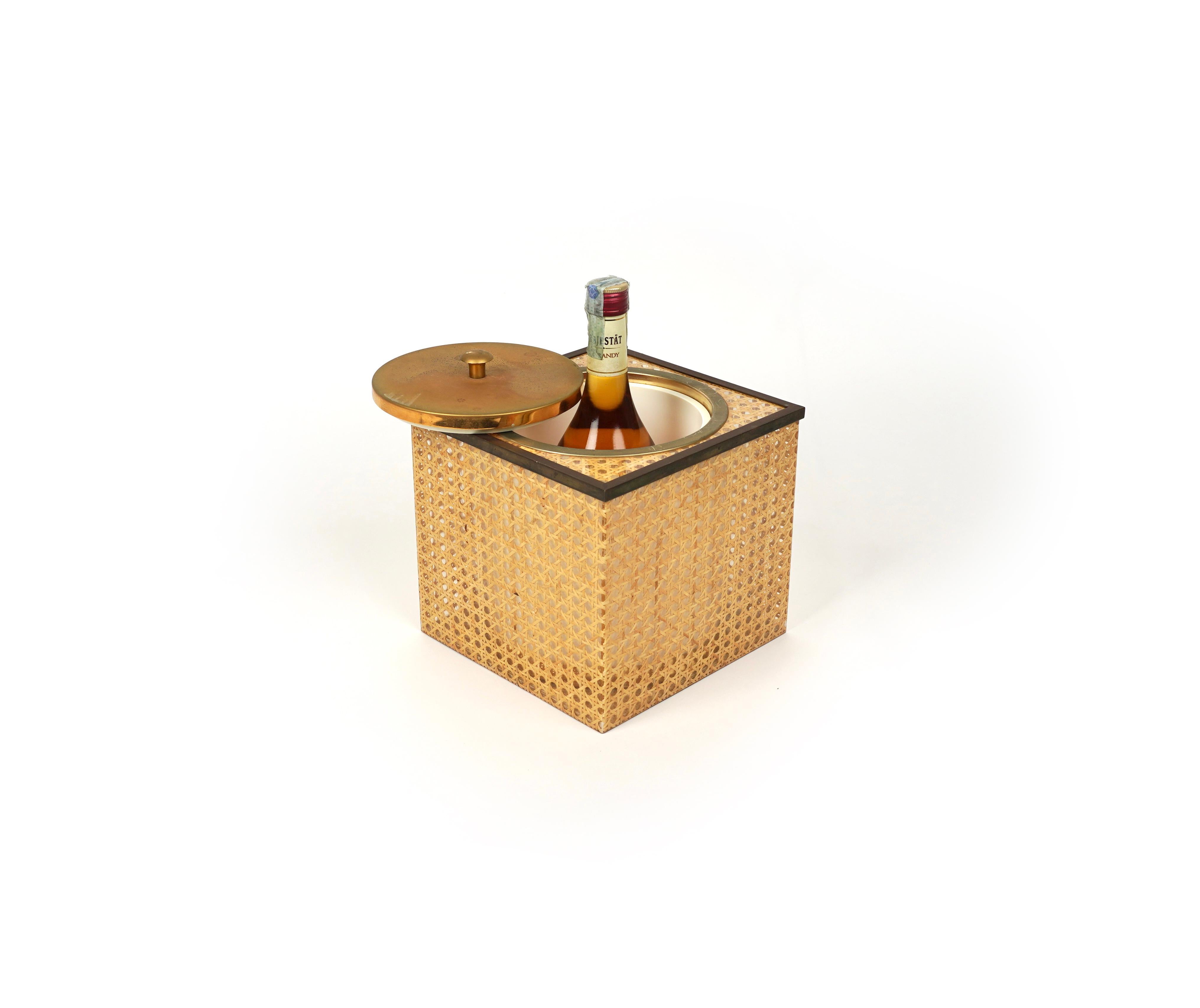 Mid-Century Modern Cube Ice Bucket in Lucite, Rattan and Brass Christian Dior Style, Italy, 1970s For Sale
