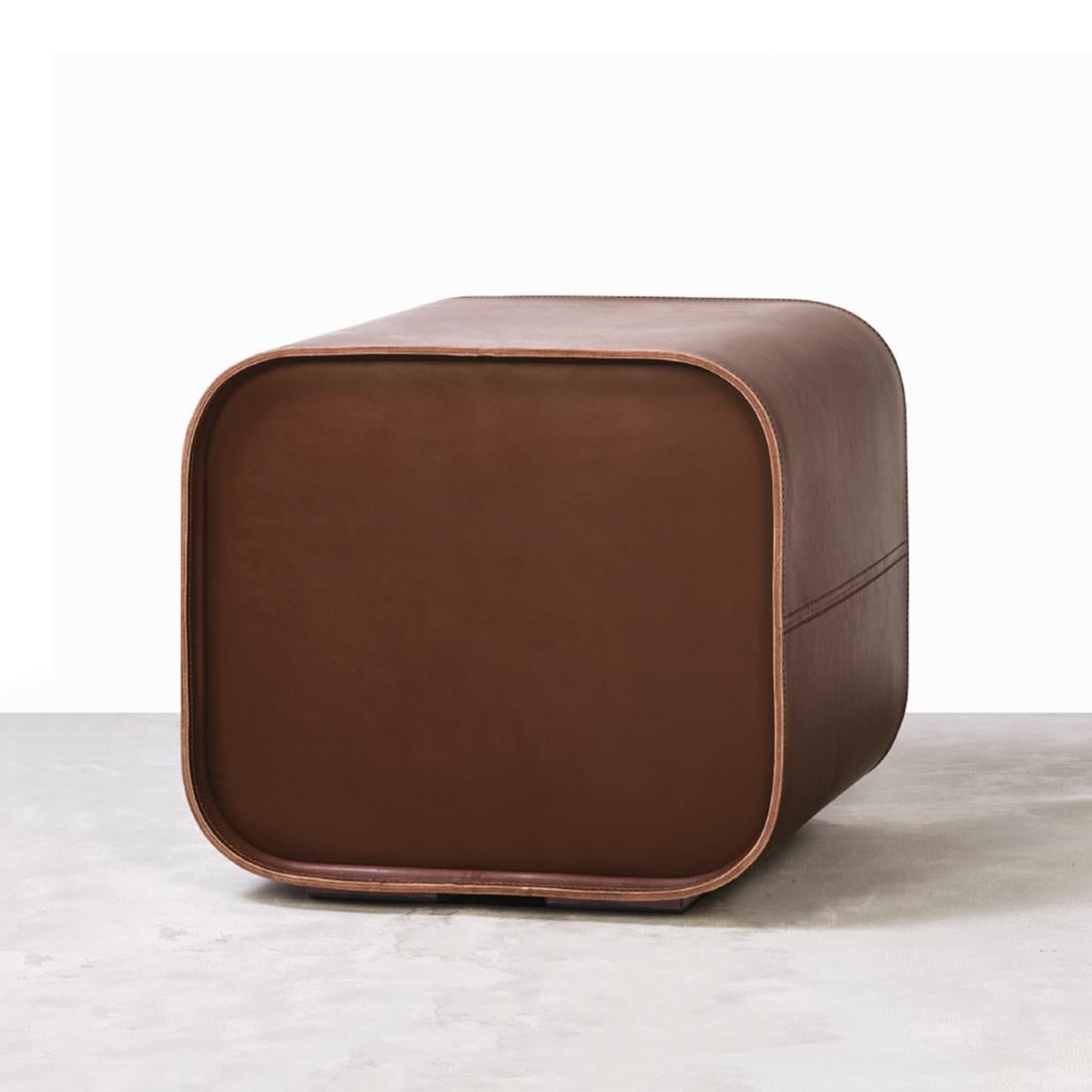 Stool cube leather upholstered stool covered with genuine
brown leather, with apparent stitching. Stool with 4 feet and
with water resistant leather.