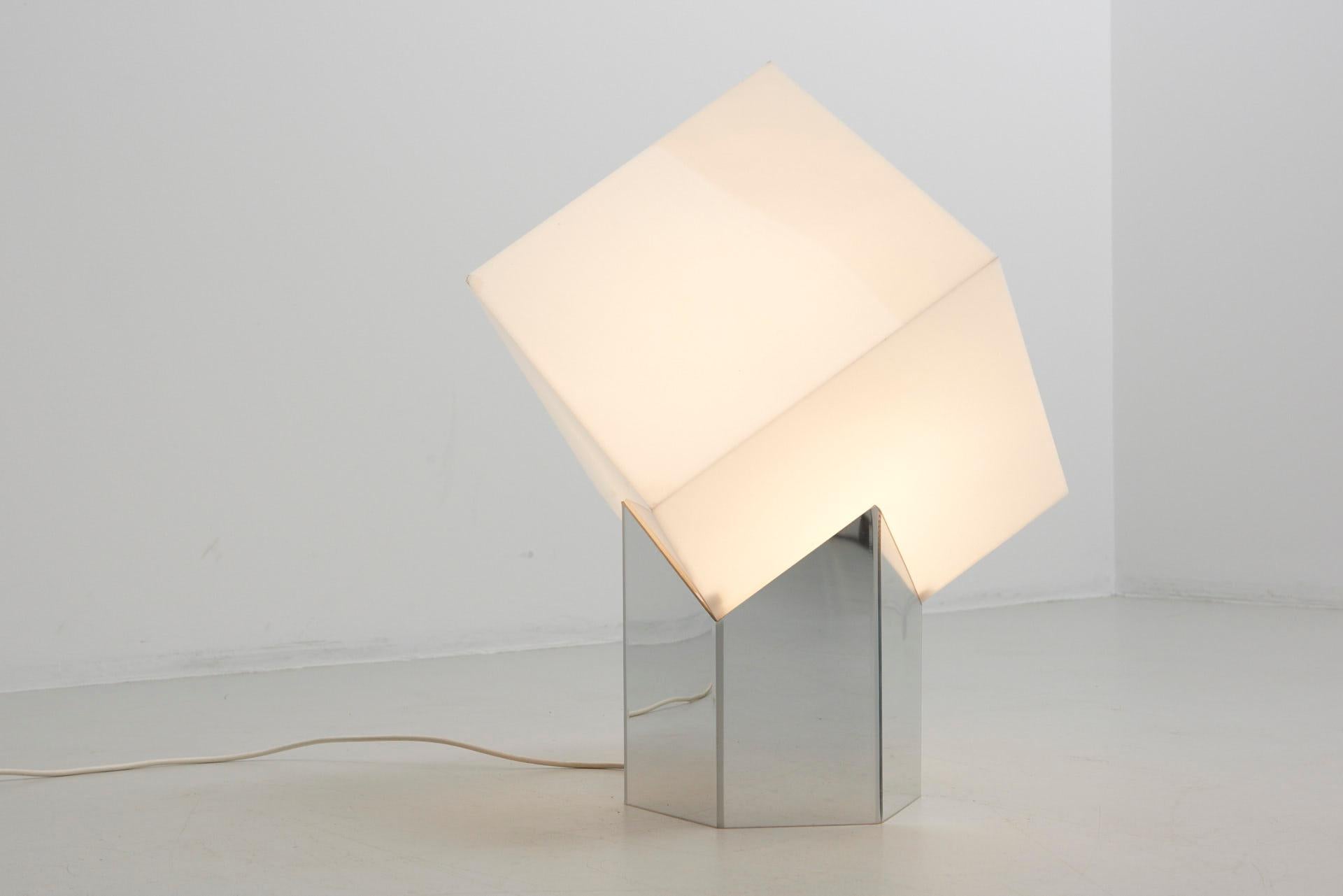 A light objects designed by Dutch designer Paul Driessen in 1974. The mirrored Perspex base holds a ‘floating’ opaline Perspex cube which gives a nice ambient light. The design dates from the same year the first cube-houses by Piet Blom were built,