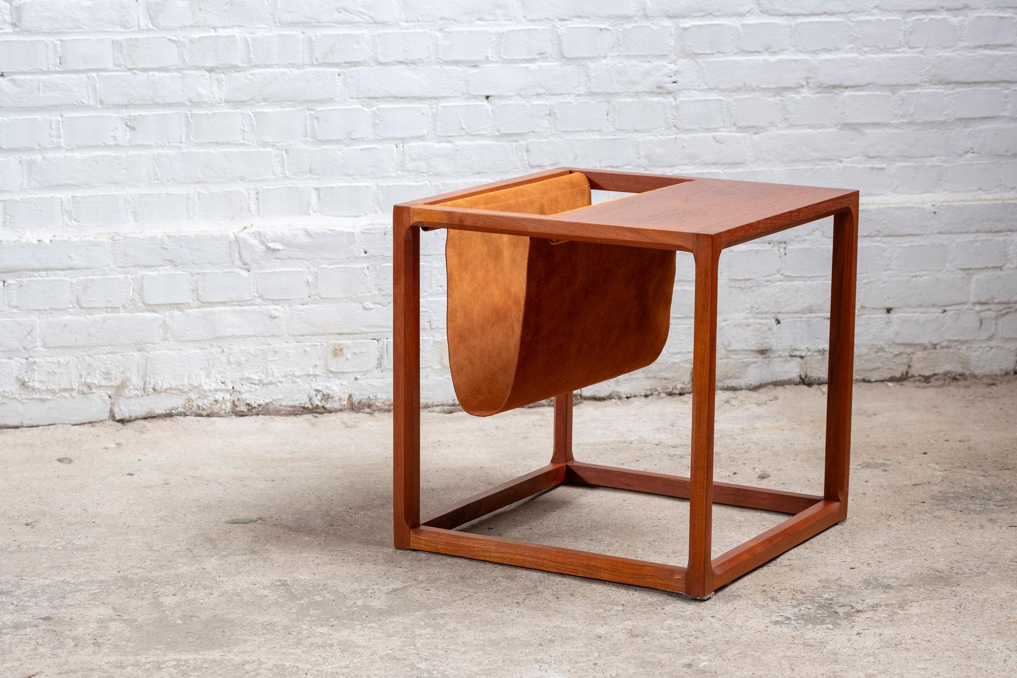 Cubic side table in teak with suéde magazine holder by Kai Kristiansen, produced by Aksel Kjersgaard in Denmark during the 1960s.
Beautifully designed and produces sidetable. An all time personal favourite; everything on this design is well balanced