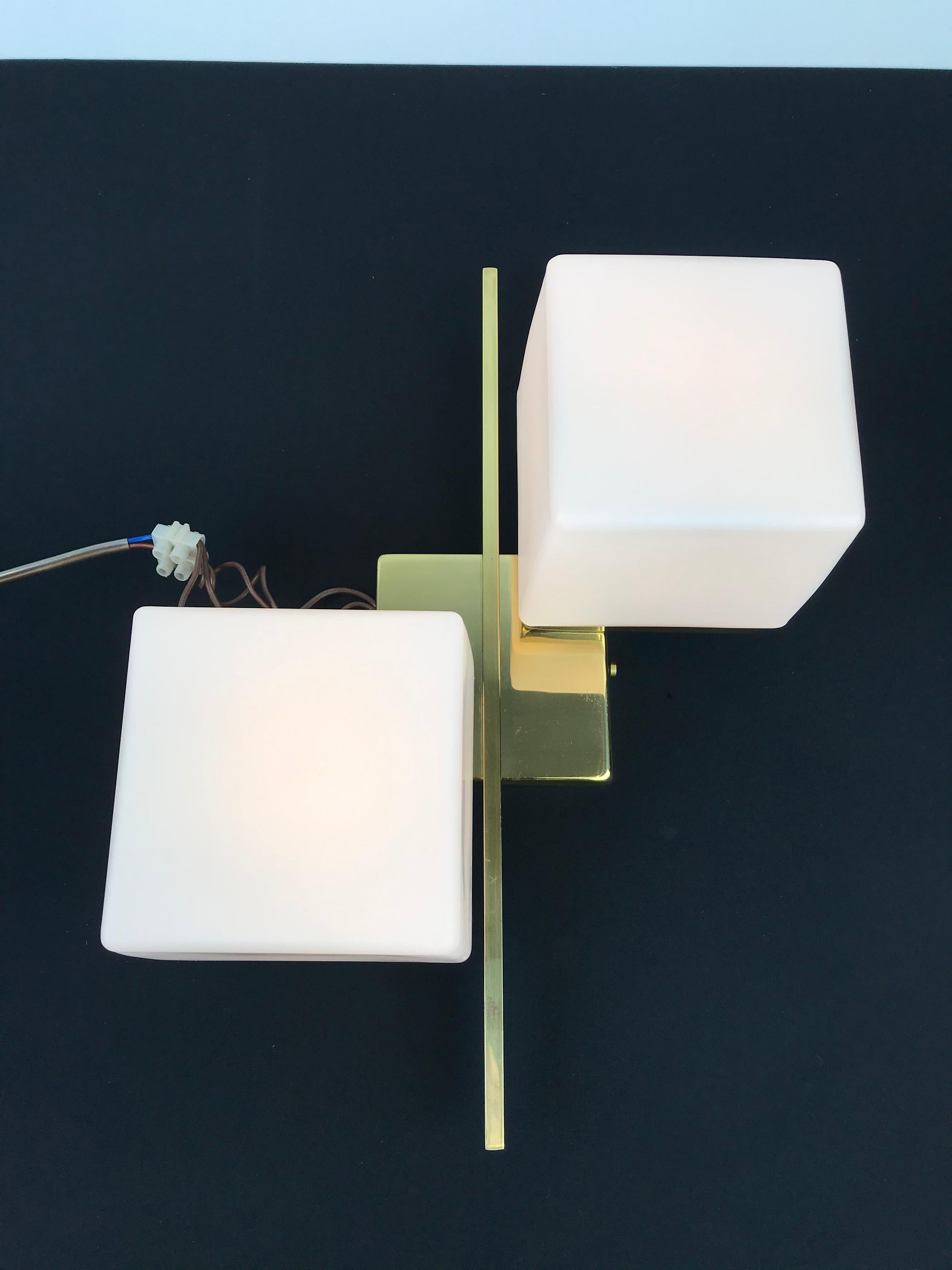 Cube Sciolari wall light - Sciolari Wall Scone
Wall light with two cube shaped milk glass shades on a brass frame. 
Cube shaped frame with a brass line or stripe between the two glass cubes.
Inside with white porcelain fittings E14.

This vintage