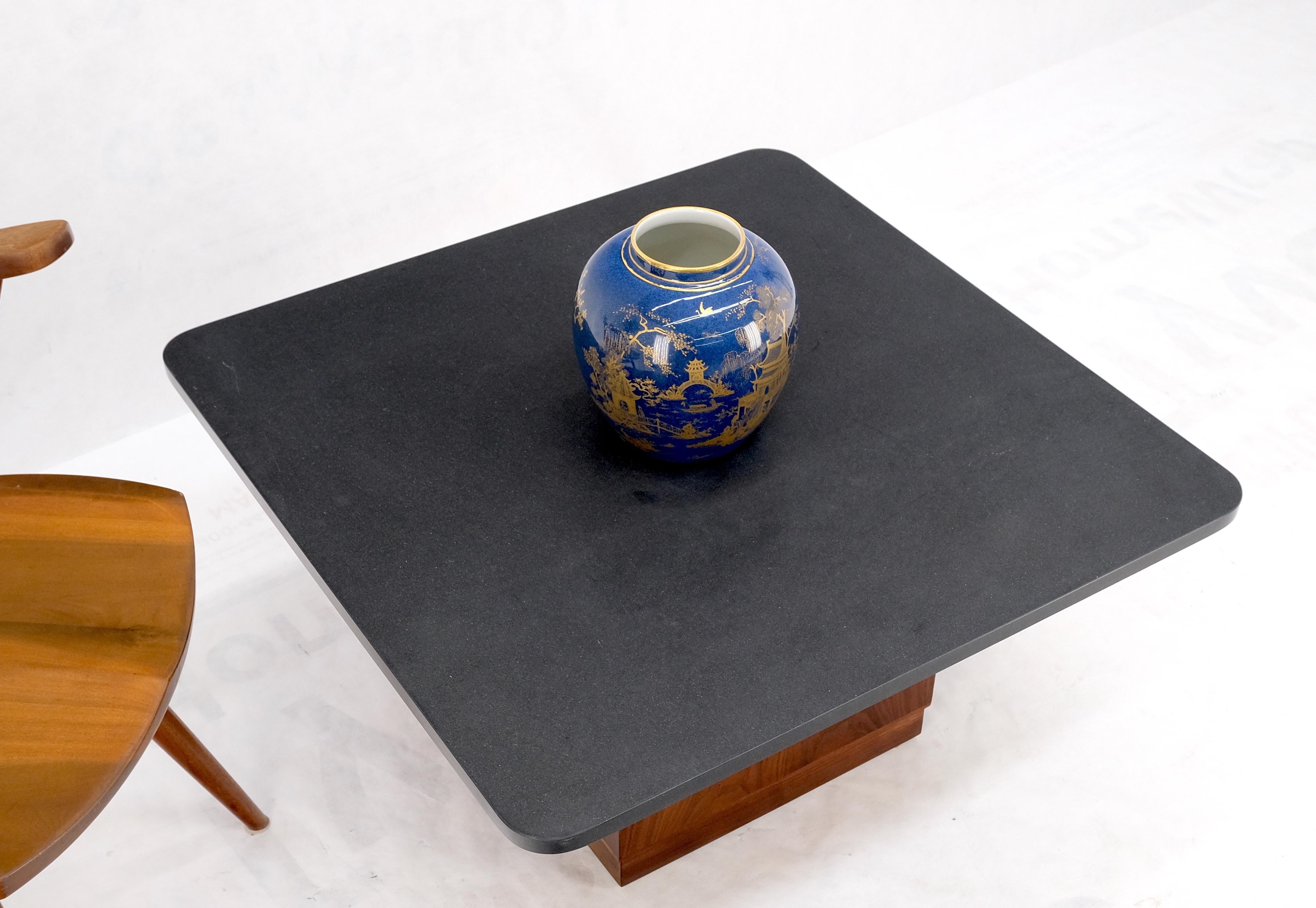 Mid-Century Modern Table basse carrée Too en forme de cube en noyer huilé à base de piédestal MINT ! en vente